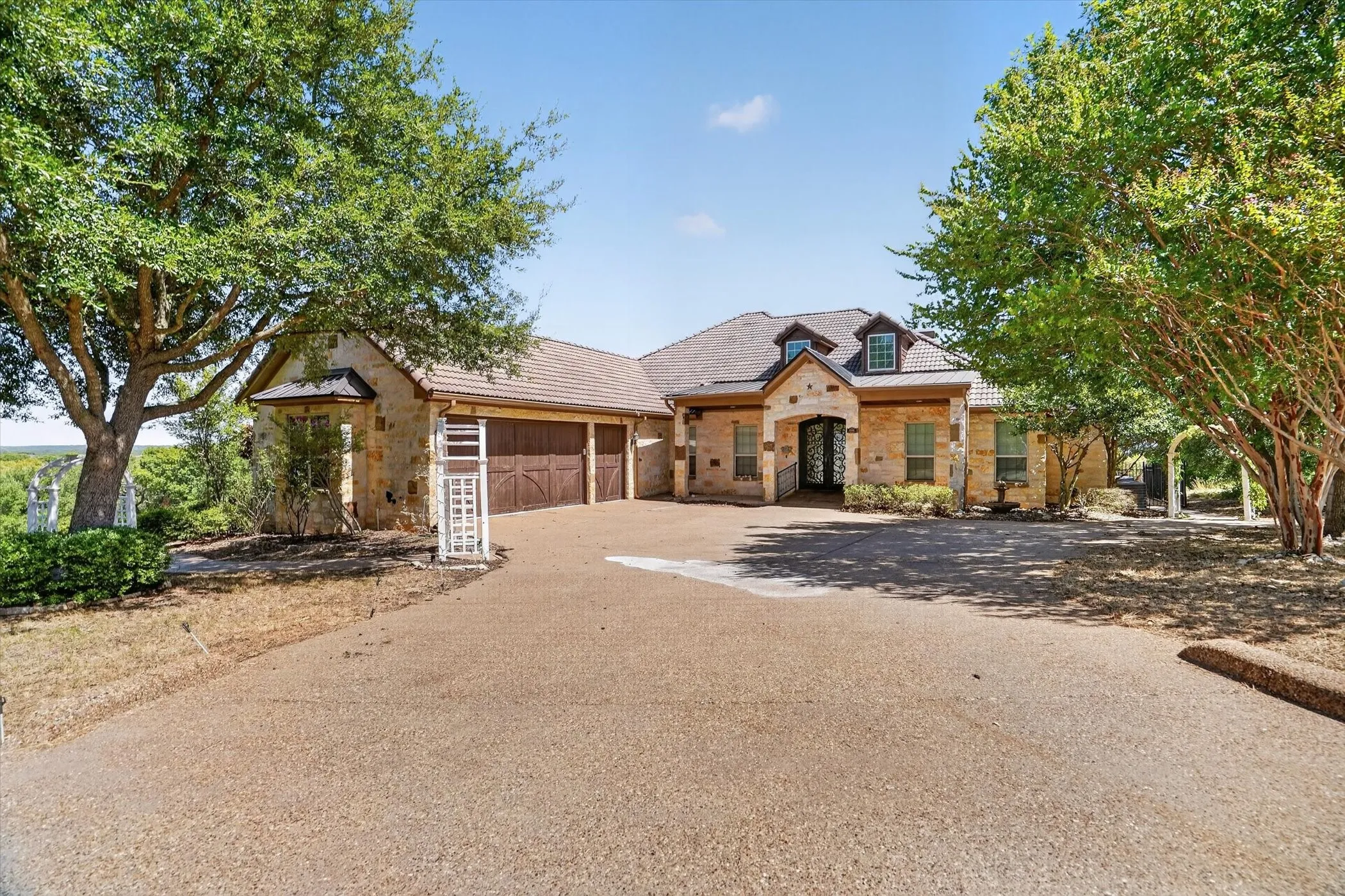 Single Family Residence For Sale in Johnson County , 6305 CARNEGIE Court, Cleburne, Texas 76033, 4 Bedroom, 4 Bathroom, 3 Garage spaces, 6,173 Sqft, built in 2007, mls#21368810, Real Estate Agent in Cleburne, Homes For Sale in Johnson county, Homes For Sale in Cleburne, Realtor in Cleburne Texas, Real Estate Brokerage Independent Realty Texas, Luminita Cordes Realtor