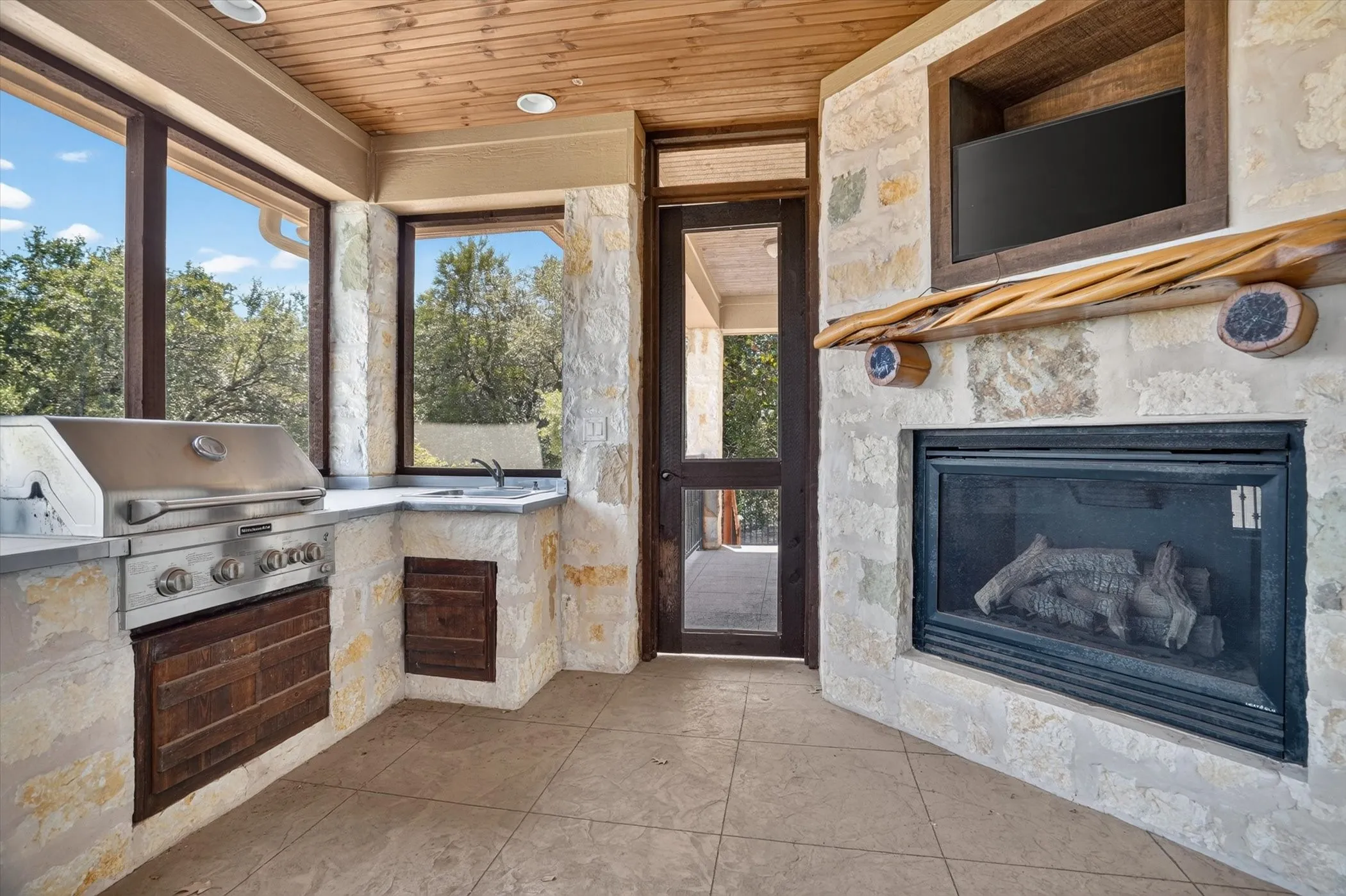 Single Family Residence For Sale in Johnson County , 6305 CARNEGIE Court, Cleburne, Texas 76033, 4 Bedroom, 4 Bathroom, 3 Garage spaces, 6,173 Sqft, built in 2007, mls#21368810, Real Estate Agent in Cleburne, Homes For Sale in Johnson county, Homes For Sale in Cleburne, Realtor in Cleburne Texas, Real Estate Brokerage Independent Realty Texas, Luminita Cordes Realtor