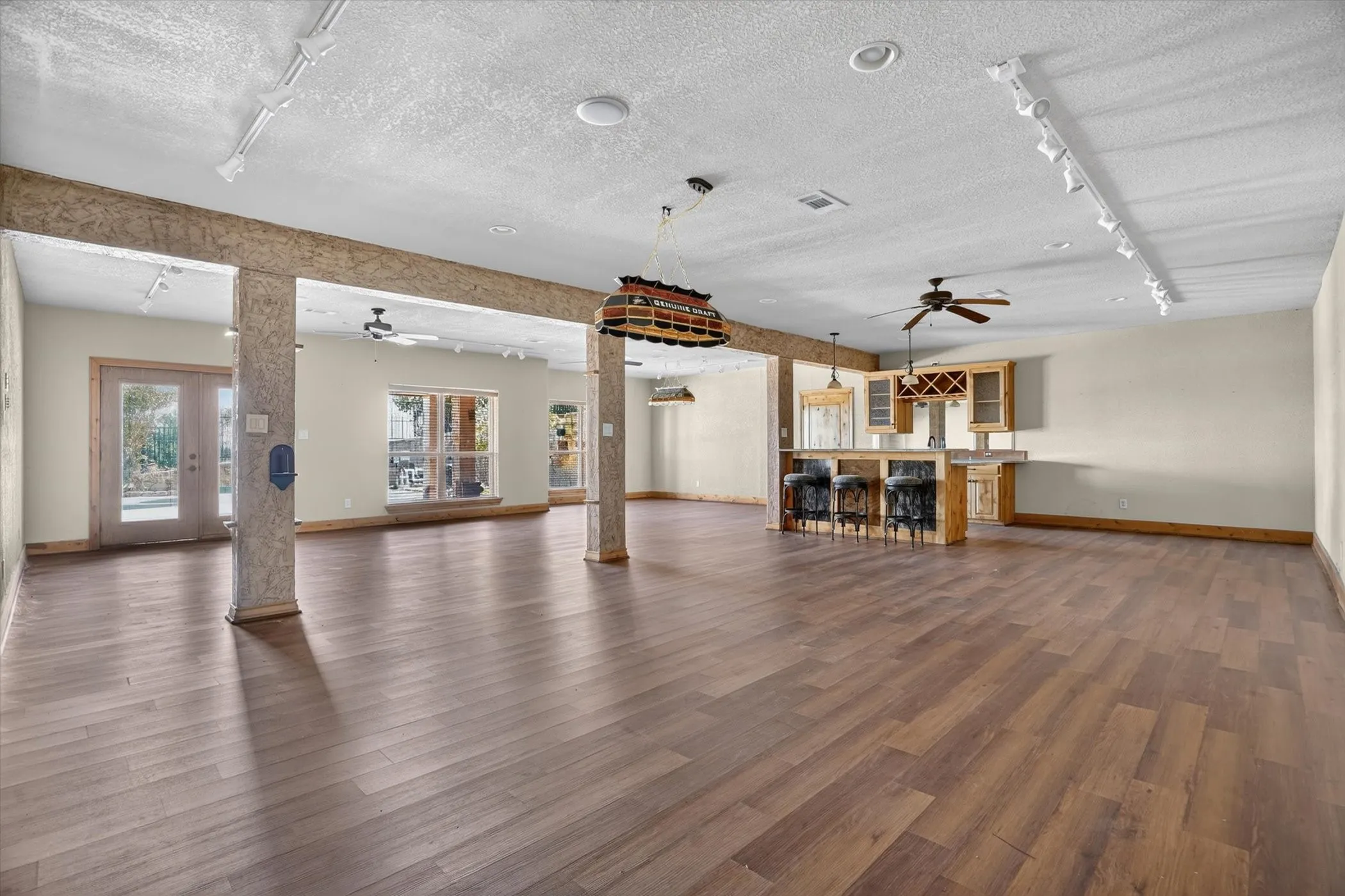 Single Family Residence For Sale in Johnson County , 6305 CARNEGIE Court, Cleburne, Texas 76033, 4 Bedroom, 4 Bathroom, 3 Garage spaces, 6,173 Sqft, built in 2007, mls#21368810, Real Estate Agent in Cleburne, Homes For Sale in Johnson county, Homes For Sale in Cleburne, Realtor in Cleburne Texas, Real Estate Brokerage Independent Realty Texas, Luminita Cordes Realtor