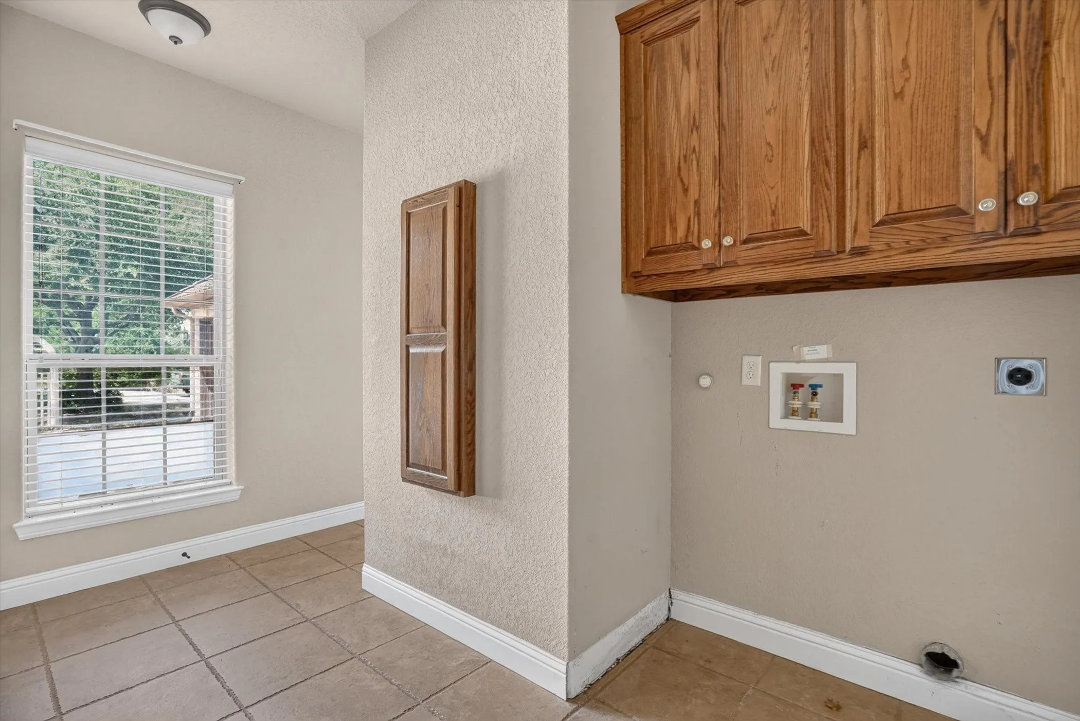 Single Family Residence For Sale in Johnson County , 6305 CARNEGIE Court, Cleburne, Texas 76033, 4 Bedroom, 4 Bathroom, 3 Garage spaces, 6,173 Sqft, built in 2007, mls#21368810, Real Estate Agent in Cleburne, Homes For Sale in Johnson county, Homes For Sale in Cleburne, Realtor in Cleburne Texas, Real Estate Brokerage Independent Realty Texas, Luminita Cordes Realtor