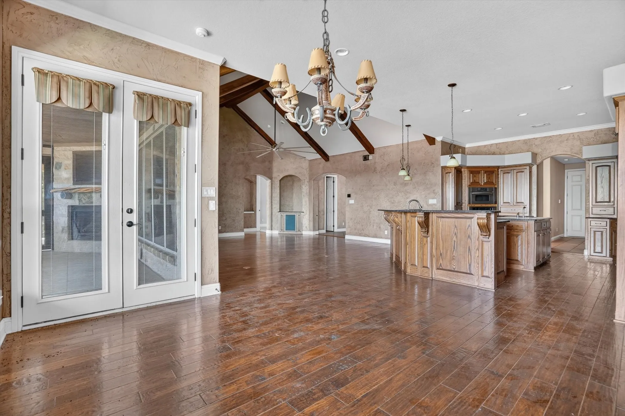 Single Family Residence For Sale in Johnson County , 6305 CARNEGIE Court, Cleburne, Texas 76033, 4 Bedroom, 4 Bathroom, 3 Garage spaces, 6,173 Sqft, built in 2007, mls#21368810, Real Estate Agent in Cleburne, Homes For Sale in Johnson county, Homes For Sale in Cleburne, Realtor in Cleburne Texas, Real Estate Brokerage Independent Realty Texas, Luminita Cordes Realtor