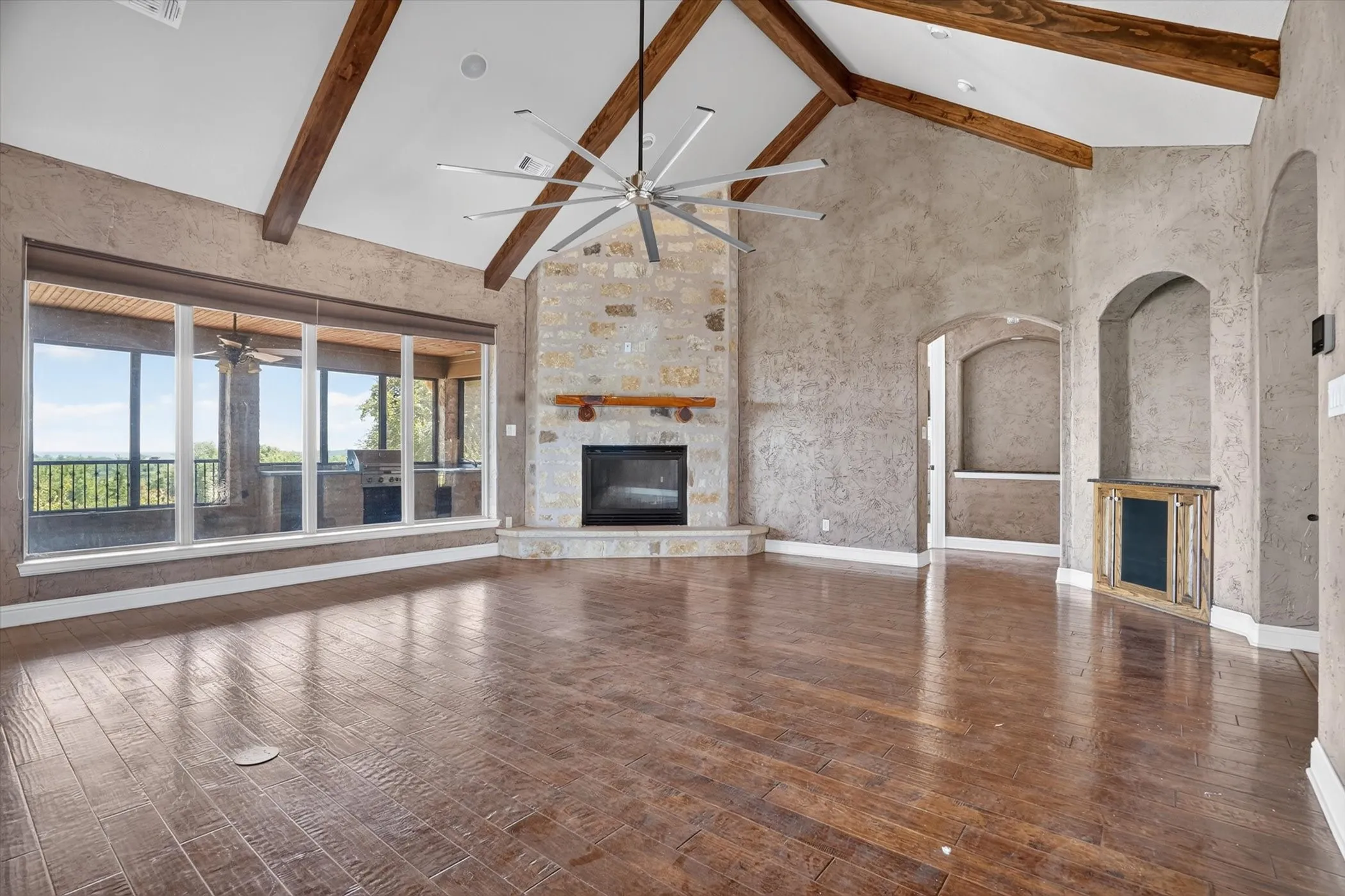 Single Family Residence For Sale in Johnson County , 6305 CARNEGIE Court, Cleburne, Texas 76033, 4 Bedroom, 4 Bathroom, 3 Garage spaces, 6,173 Sqft, built in 2007, mls#21368810, Real Estate Agent in Cleburne, Homes For Sale in Johnson county, Homes For Sale in Cleburne, Realtor in Cleburne Texas, Real Estate Brokerage Independent Realty Texas, Luminita Cordes Realtor
