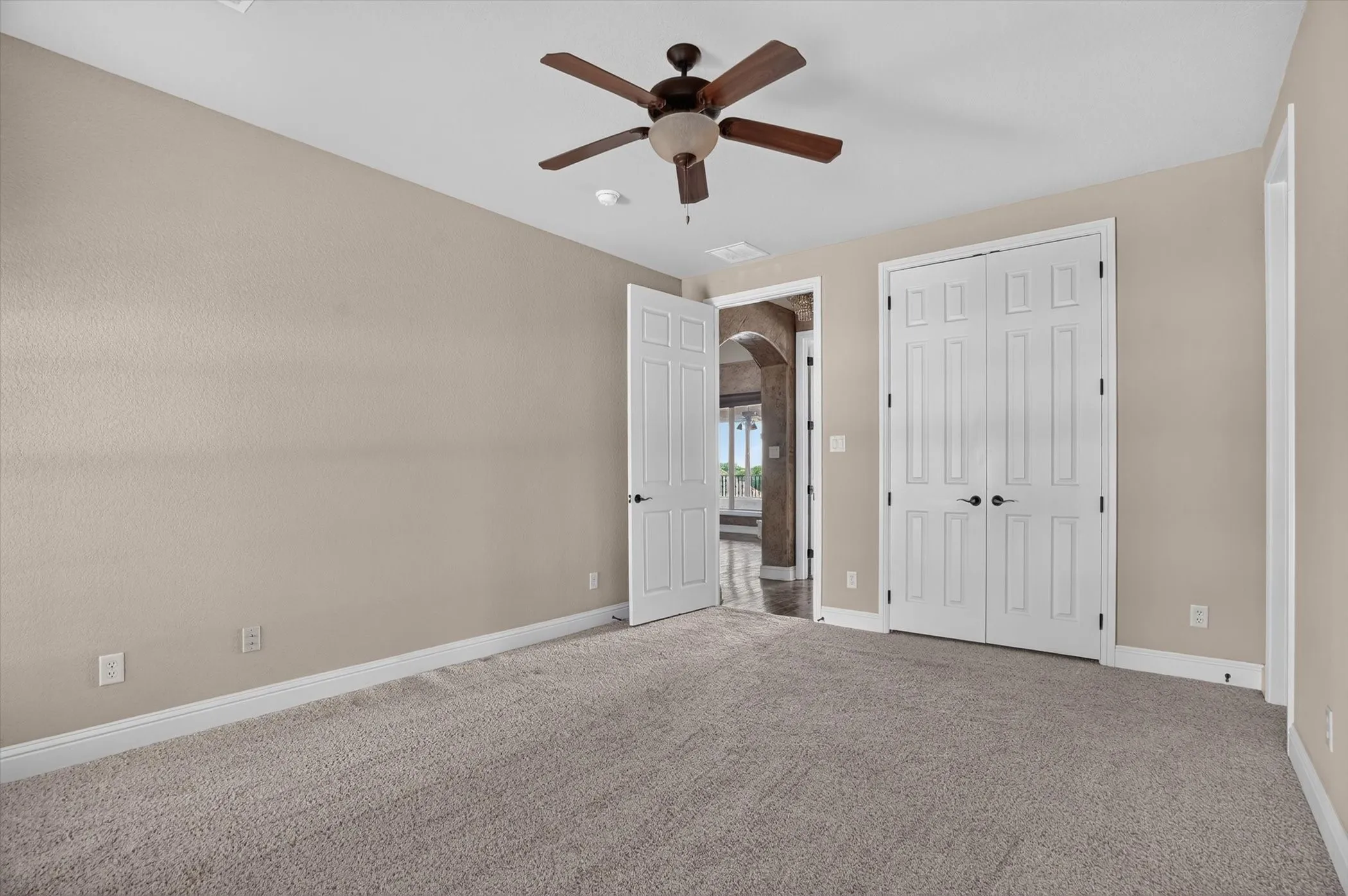 Single Family Residence For Sale in Johnson County , 6305 CARNEGIE Court, Cleburne, Texas 76033, 4 Bedroom, 4 Bathroom, 3 Garage spaces, 6,173 Sqft, built in 2007, mls#21368810, Real Estate Agent in Cleburne, Homes For Sale in Johnson county, Homes For Sale in Cleburne, Realtor in Cleburne Texas, Real Estate Brokerage Independent Realty Texas, Luminita Cordes Realtor