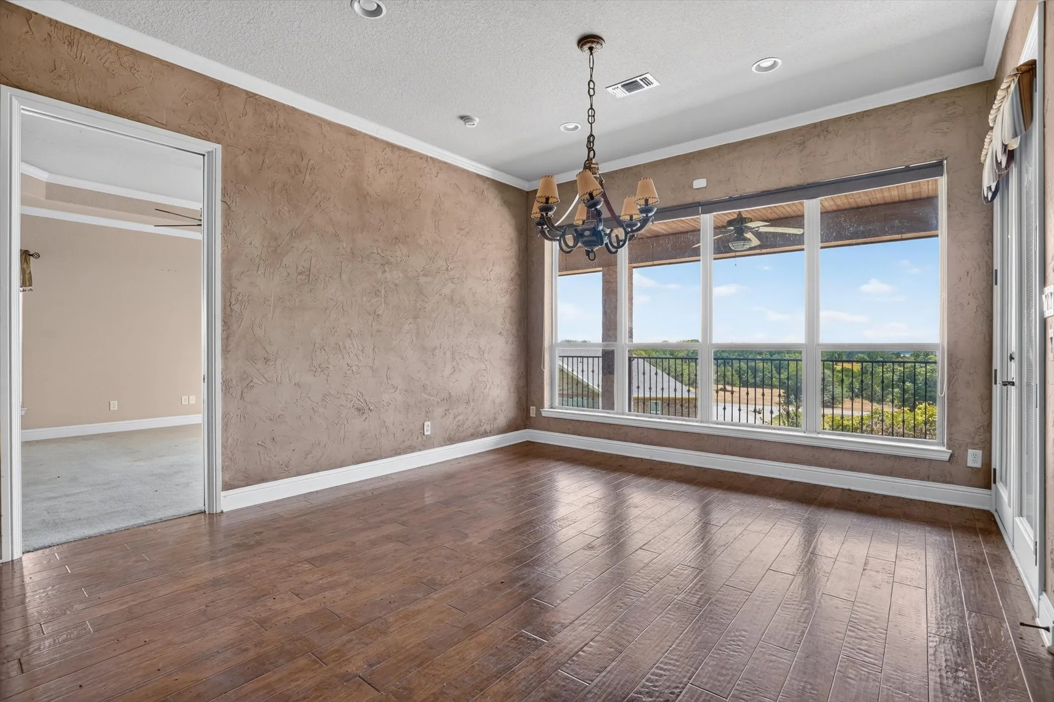 Single Family Residence For Sale in Johnson County , 6305 CARNEGIE Court, Cleburne, Texas 76033, 4 Bedroom, 4 Bathroom, 3 Garage spaces, 6,173 Sqft, built in 2007, mls#21368810, Real Estate Agent in Cleburne, Homes For Sale in Johnson county, Homes For Sale in Cleburne, Realtor in Cleburne Texas, Real Estate Brokerage Independent Realty Texas, Luminita Cordes Realtor