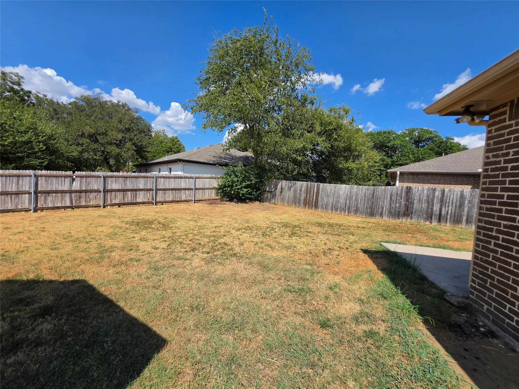 Duplex For Rent in Dallas County , 911 Lake Drive, Grand Prairie, Texas 75051, 3 Bedroom, 2 Bathroom, 1 Garage spaces, 1,276 Sqft, built in 2003, mls#21368893, Real Estate Agent in Grand Prairie, Homes For Rent in Dallas county, Homes For Rent in Grand Prairie, Realtor in Grand Prairie Texas, Real Estate Brokerage Independent Realty Texas, Luminita Cordes Realtor