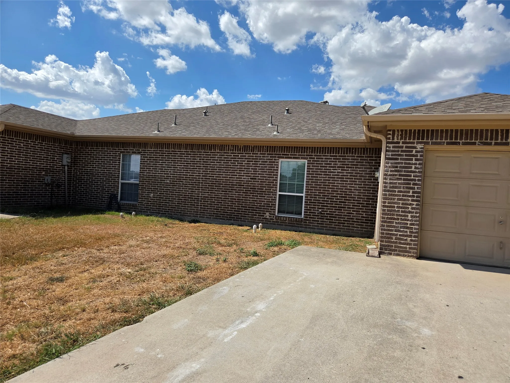 Duplex For Rent in Dallas County , 911 Lake Drive, Grand Prairie, Texas 75051, 3 Bedroom, 2 Bathroom, 1 Garage spaces, 1,276 Sqft, built in 2003, mls#21368893, Real Estate Agent in Grand Prairie, Homes For Rent in Dallas county, Homes For Rent in Grand Prairie, Realtor in Grand Prairie Texas, Real Estate Brokerage Independent Realty Texas, Luminita Cordes Realtor