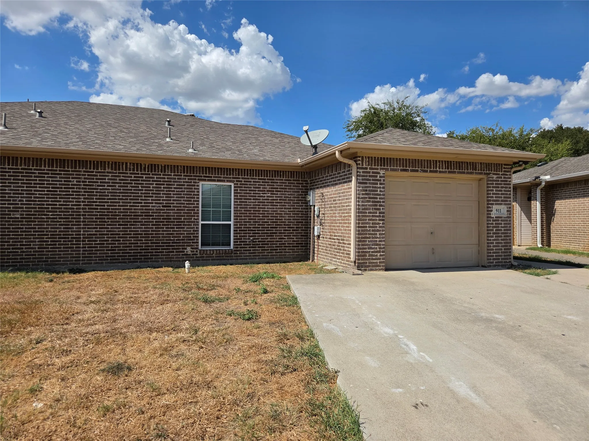 Duplex For Rent in Dallas County , 911 Lake Drive, Grand Prairie, Texas 75051, 3 Bedroom, 2 Bathroom, 1 Garage spaces, 1,276 Sqft, built in 2003, mls#21368893, Real Estate Agent in Grand Prairie, Homes For Rent in Dallas county, Homes For Rent in Grand Prairie, Realtor in Grand Prairie Texas, Real Estate Brokerage Independent Realty Texas, Luminita Cordes Realtor