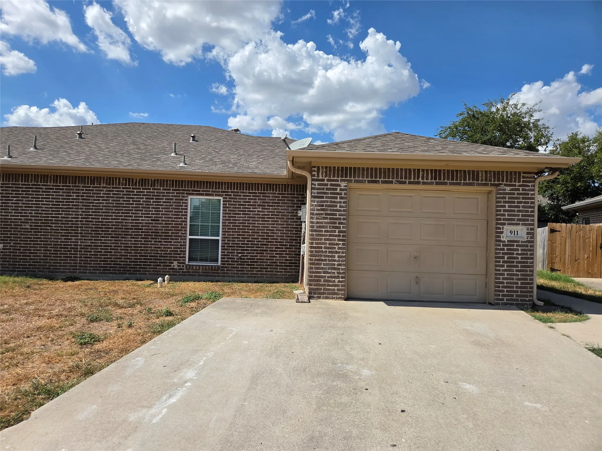 Duplex For Rent in Dallas County , 911 Lake Drive, Grand Prairie, Texas 75051, 3 Bedroom, 2 Bathroom, 1 Garage spaces, 1,276 Sqft, built in 2003, mls#21368893, Real Estate Agent in Grand Prairie, Homes For Rent in Dallas county, Homes For Rent in Grand Prairie, Realtor in Grand Prairie Texas, Real Estate Brokerage Independent Realty Texas, Luminita Cordes Realtor