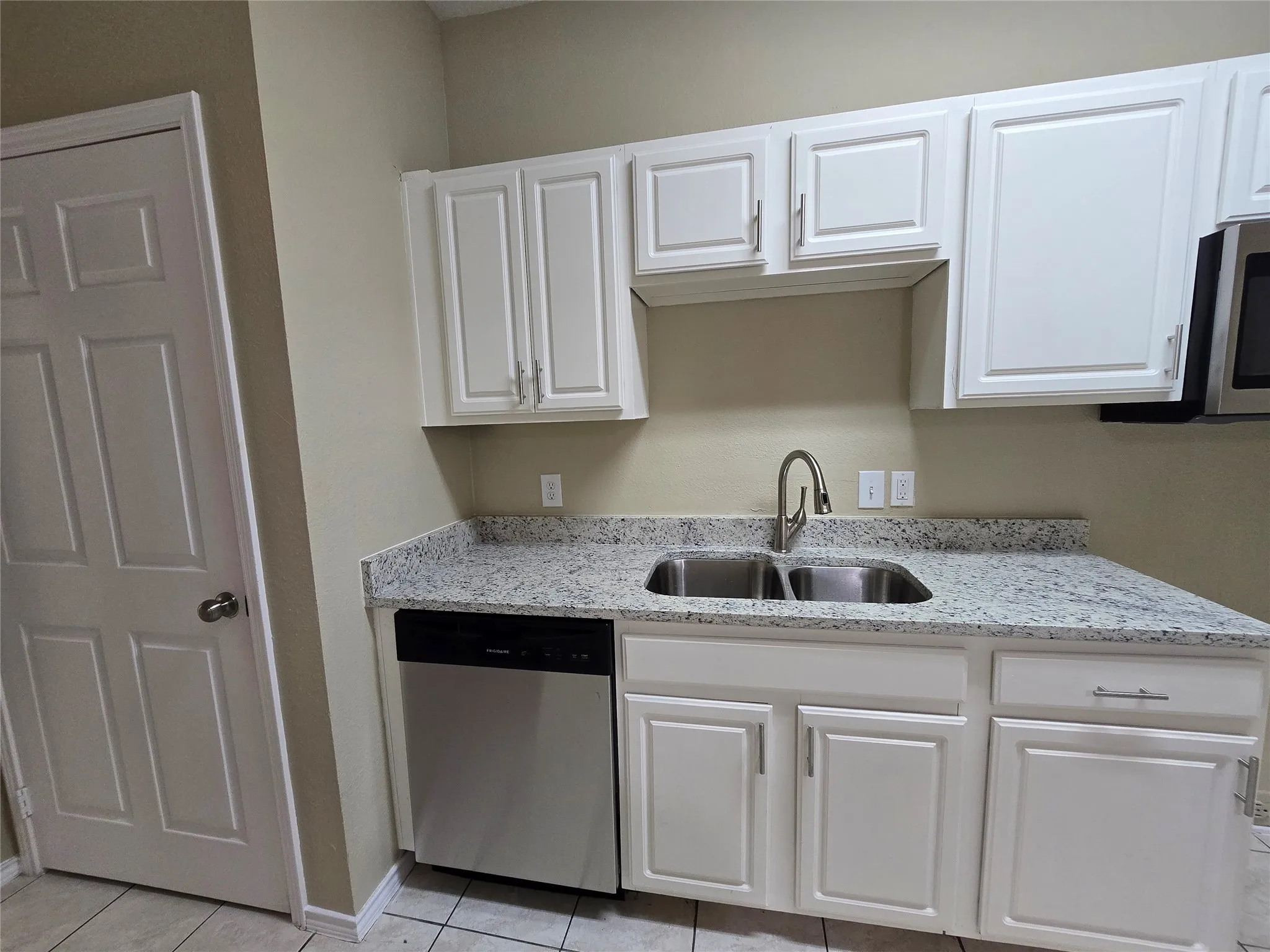Duplex For Rent in Dallas County , 911 Lake Drive, Grand Prairie, Texas 75051, 3 Bedroom, 2 Bathroom, 1 Garage spaces, 1,276 Sqft, built in 2003, mls#21368893, Real Estate Agent in Grand Prairie, Homes For Rent in Dallas county, Homes For Rent in Grand Prairie, Realtor in Grand Prairie Texas, Real Estate Brokerage Independent Realty Texas, Luminita Cordes Realtor