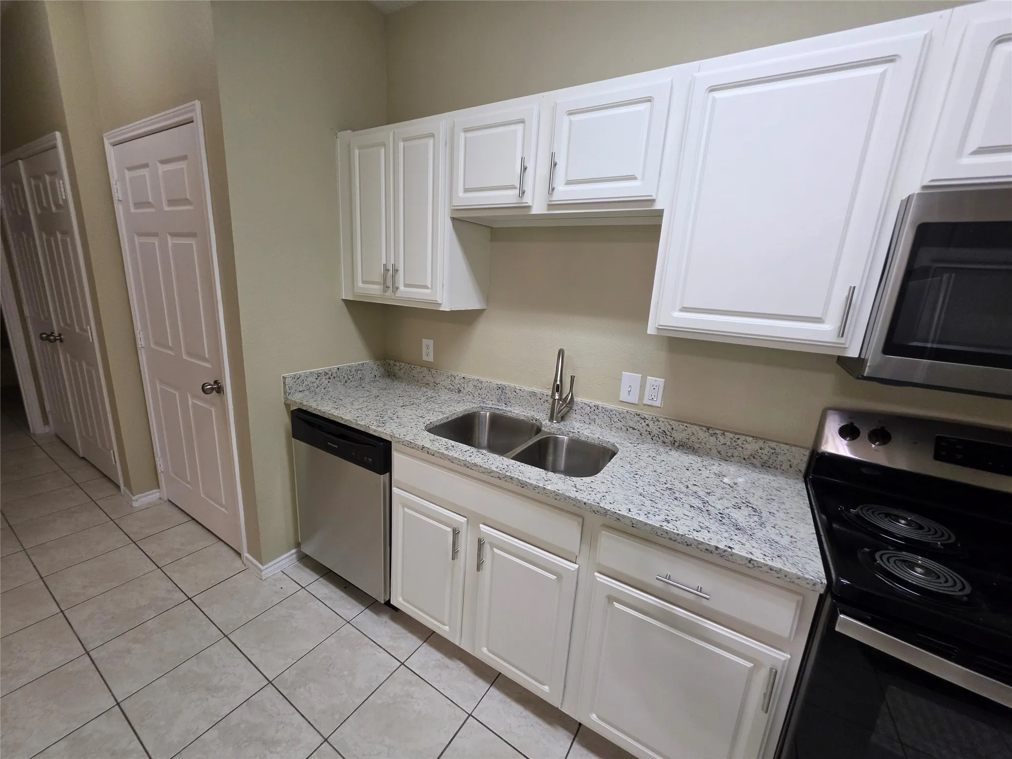 Duplex For Rent in Dallas County , 911 Lake Drive, Grand Prairie, Texas 75051, 3 Bedroom, 2 Bathroom, 1 Garage spaces, 1,276 Sqft, built in 2003, mls#21368893, Real Estate Agent in Grand Prairie, Homes For Rent in Dallas county, Homes For Rent in Grand Prairie, Realtor in Grand Prairie Texas, Real Estate Brokerage Independent Realty Texas, Luminita Cordes Realtor