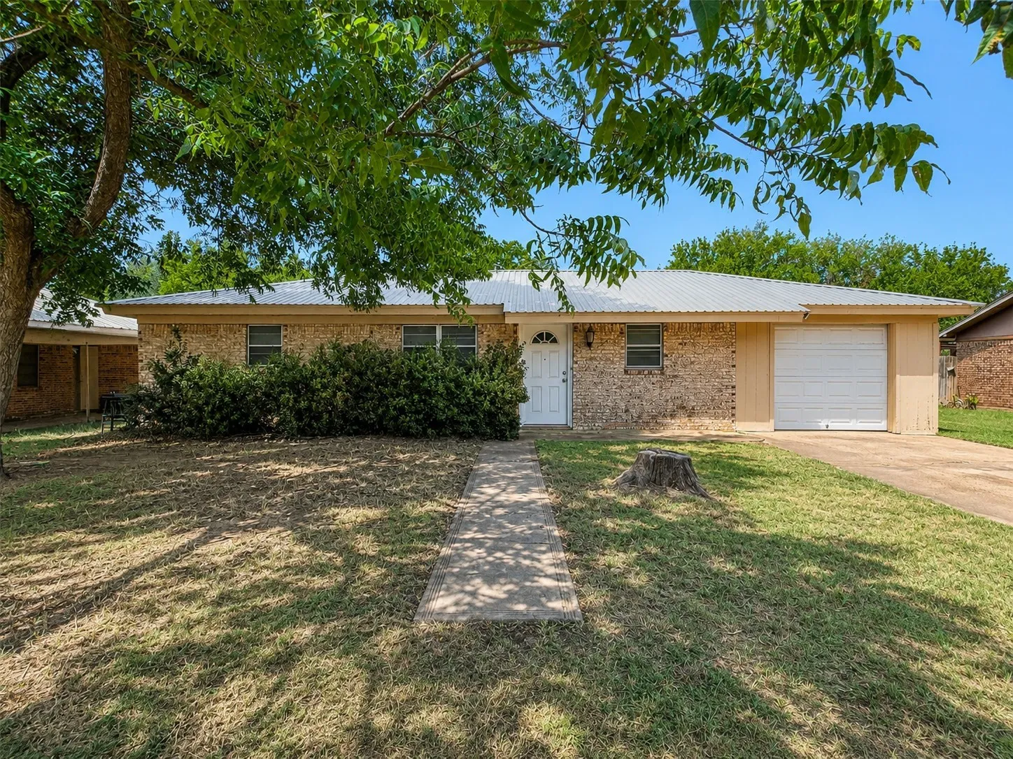 Single Family Residence For Sale in Haskell County , 909 N Avenue K, Haskell, Texas 79521, 3 Bedroom, 1 Bathroom, 1 Garage spaces, 1,184 Sqft, built in 1971, mls#21363335, Real Estate Agent in Haskell, Homes For Sale in Haskell county, Homes For Sale in Haskell, Realtor in Haskell Texas, Real Estate Brokerage Independent Realty Texas, Luminita Cordes Realtor