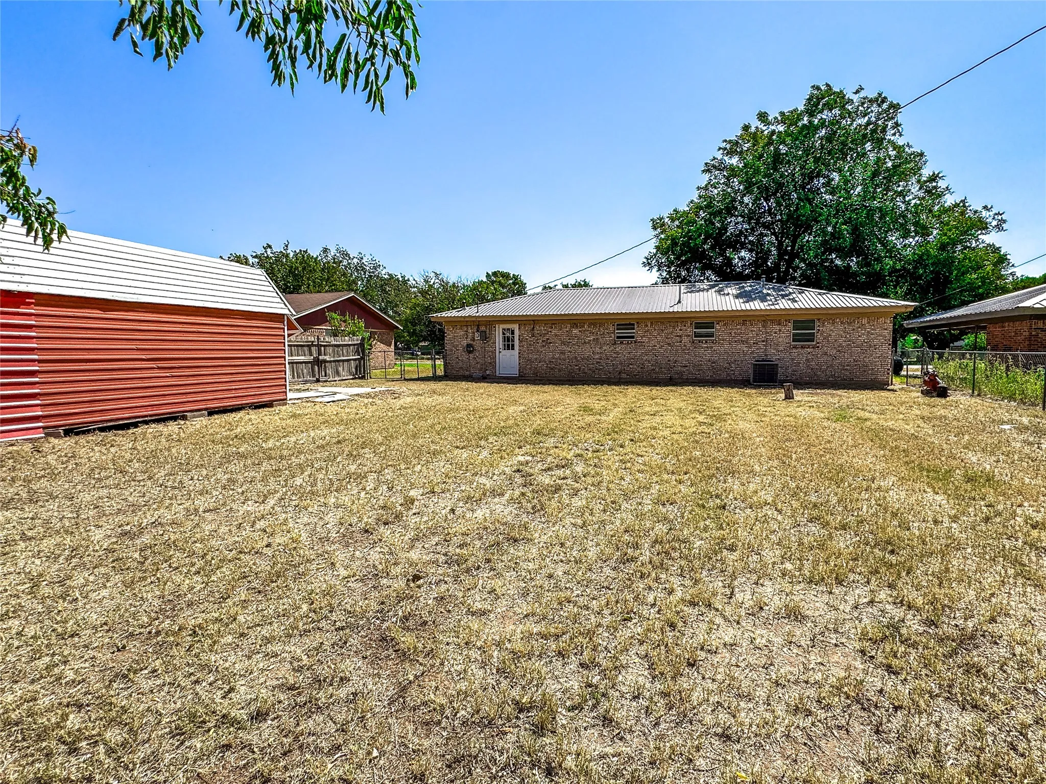 Single Family Residence For Sale in Haskell County , 909 N Avenue K, Haskell, Texas 79521, 3 Bedroom, 1 Bathroom, 1 Garage spaces, 1,184 Sqft, built in 1971, mls#21363335, Real Estate Agent in Haskell, Homes For Sale in Haskell county, Homes For Sale in Haskell, Realtor in Haskell Texas, Real Estate Brokerage Independent Realty Texas, Luminita Cordes Realtor