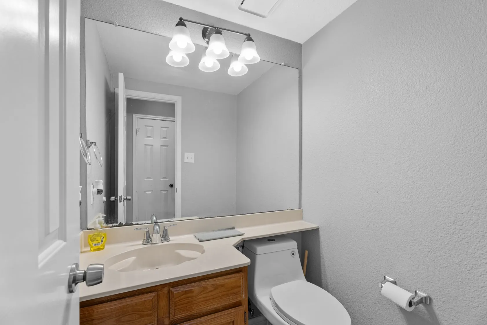 Single Family Residence For Sale in Dallas County , 2422 Whispering Cove Circle, Garland, Texas 75044, 3 Bedroom, 3 Bathroom, 2 Garage spaces, 2,158 Sqft, built in 1988, mls#21368895, Real Estate Agent in Garland, Homes For Sale in Dallas county, Homes For Sale in Garland, Realtor in Garland Texas, Real Estate Brokerage Independent Realty Texas, Luminita Cordes Realtor