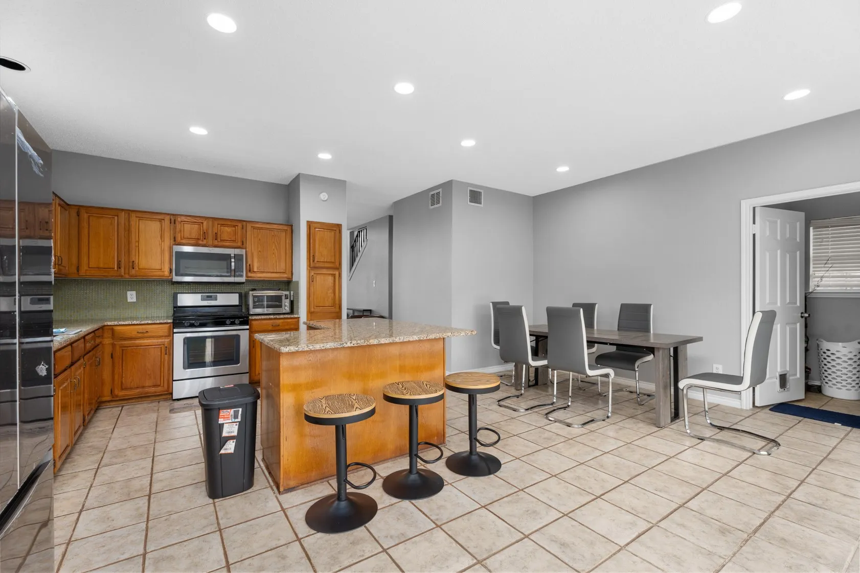 Single Family Residence For Sale in Dallas County , 2422 Whispering Cove Circle, Garland, Texas 75044, 3 Bedroom, 3 Bathroom, 2 Garage spaces, 2,158 Sqft, built in 1988, mls#21368895, Real Estate Agent in Garland, Homes For Sale in Dallas county, Homes For Sale in Garland, Realtor in Garland Texas, Real Estate Brokerage Independent Realty Texas, Luminita Cordes Realtor
