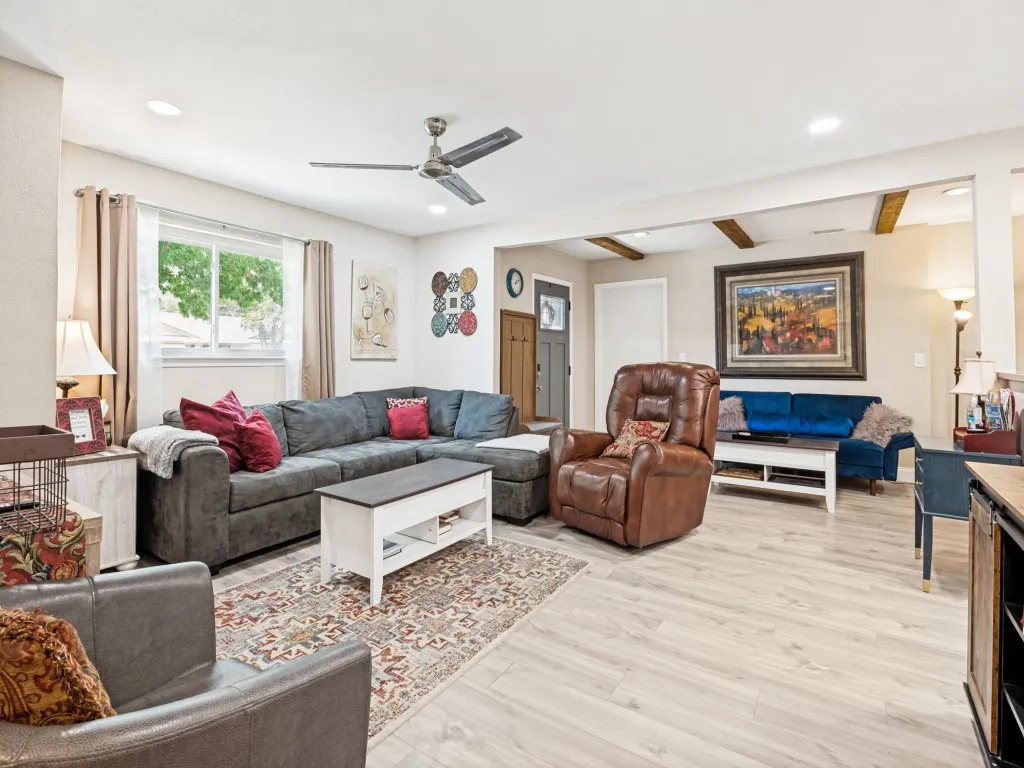 Single Family Residence For Sale in Tarrant County , 875 Lovers Lane, Grapevine, Texas 76051, 3 Bedroom, 2 Bathroom, 1 Garage spaces, 1,520 Sqft, built in 1967, mls#21365446, Real Estate Agent in Grapevine, Homes For Sale in Tarrant county, Homes For Sale in Grapevine, Realtor in Grapevine Texas, Real Estate Brokerage Independent Realty Texas, Luminita Cordes Realtor