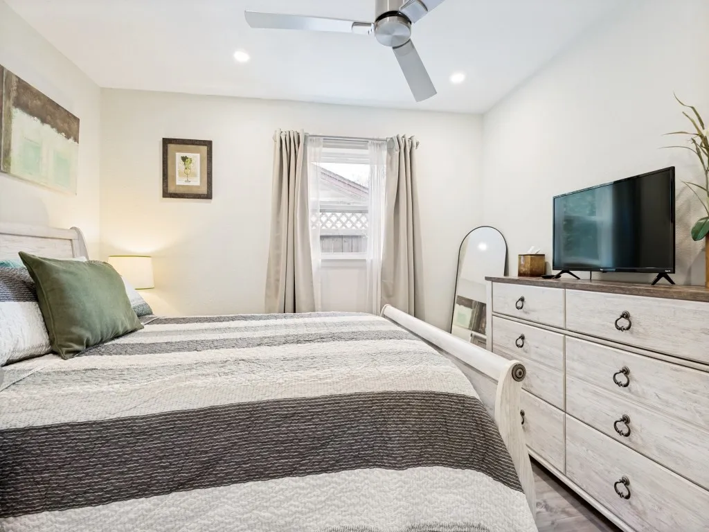 Single Family Residence For Sale in Tarrant County , 875 Lovers Lane, Grapevine, Texas 76051, 3 Bedroom, 2 Bathroom, 1 Garage spaces, 1,520 Sqft, built in 1967, mls#21365446, Real Estate Agent in Grapevine, Homes For Sale in Tarrant county, Homes For Sale in Grapevine, Realtor in Grapevine Texas, Real Estate Brokerage Independent Realty Texas, Luminita Cordes Realtor
