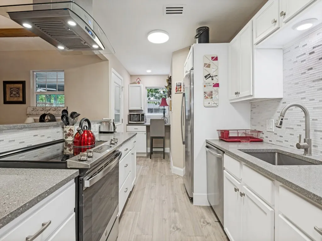 Single Family Residence For Sale in Tarrant County , 875 Lovers Lane, Grapevine, Texas 76051, 3 Bedroom, 2 Bathroom, 1 Garage spaces, 1,520 Sqft, built in 1967, mls#21365446, Real Estate Agent in Grapevine, Homes For Sale in Tarrant county, Homes For Sale in Grapevine, Realtor in Grapevine Texas, Real Estate Brokerage Independent Realty Texas, Luminita Cordes Realtor