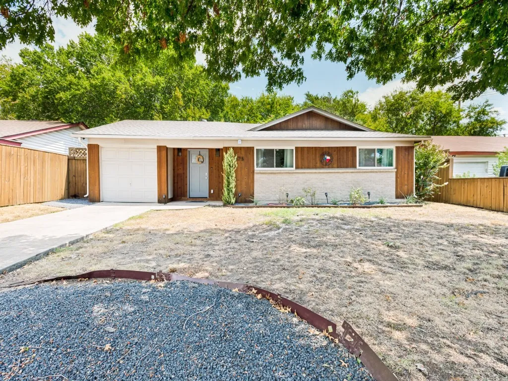Single Family Residence For Sale in Tarrant County , 875 Lovers Lane, Grapevine, Texas 76051, 3 Bedroom, 2 Bathroom, 1 Garage spaces, 1,520 Sqft, built in 1967, mls#21365446, Real Estate Agent in Grapevine, Homes For Sale in Tarrant county, Homes For Sale in Grapevine, Realtor in Grapevine Texas, Real Estate Brokerage Independent Realty Texas, Luminita Cordes Realtor