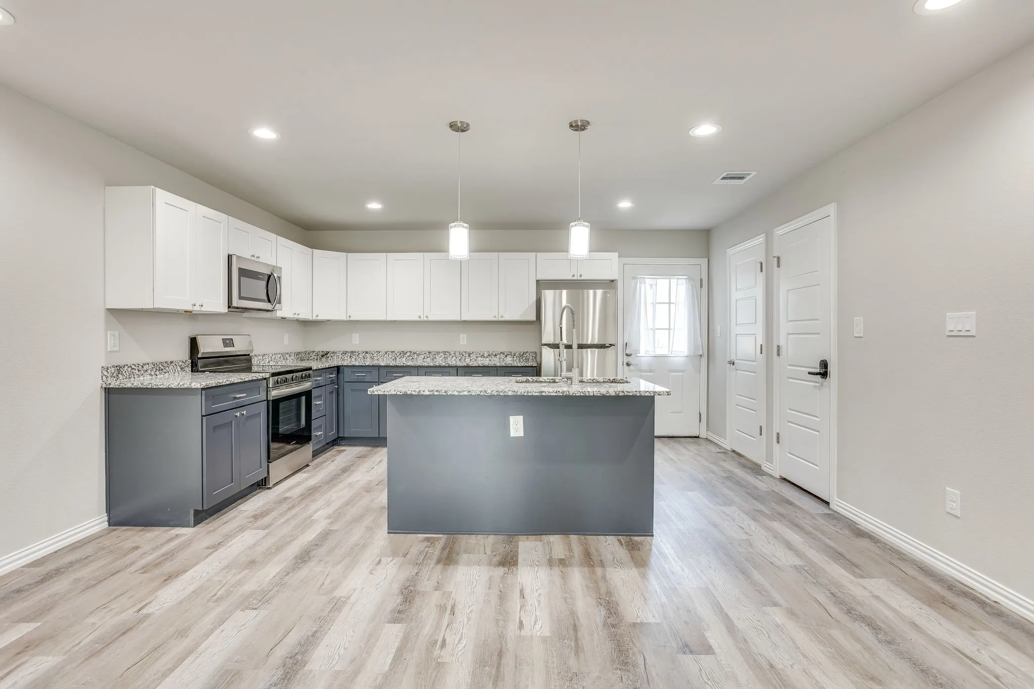 Duplex For Rent in Tarrant County , 931 River Road, Fort Worth, Texas 76114, 2 Bedroom, 3 Bathroom, Garage spaces, 1,170 Sqft, built in 2024, mls#21368433, Real Estate Agent in Fort Worth, Homes For Rent in Tarrant county, Homes For Rent in Fort Worth, Realtor in Fort Worth Texas, Real Estate Brokerage Independent Realty Texas, Luminita Cordes Realtor