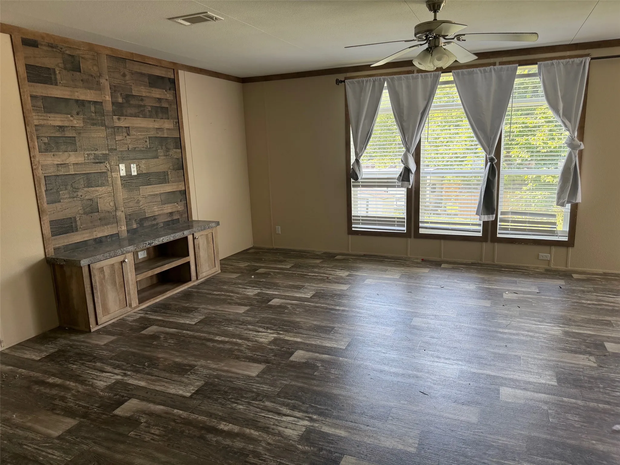 Mobile Home For Sale in Hood County , 5619 Arkansas Trail, Granbury, Texas 76048, 3 Bedroom, 2 Bathroom, Garage spaces, 1,920 Sqft, built in 2021, mls#21368902, Real Estate Agent in Granbury, Homes For Sale in Hood county, Homes For Sale in Granbury, Realtor in Granbury Texas, Real Estate Brokerage Independent Realty Texas, Luminita Cordes Realtor