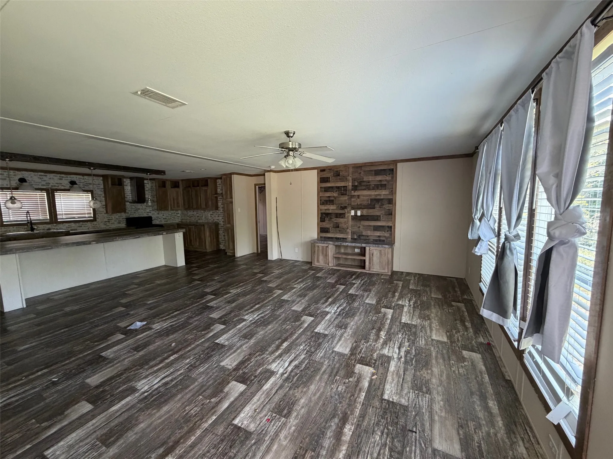 Mobile Home For Sale in Hood County , 5619 Arkansas Trail, Granbury, Texas 76048, 3 Bedroom, 2 Bathroom, Garage spaces, 1,920 Sqft, built in 2021, mls#21368902, Real Estate Agent in Granbury, Homes For Sale in Hood county, Homes For Sale in Granbury, Realtor in Granbury Texas, Real Estate Brokerage Independent Realty Texas, Luminita Cordes Realtor