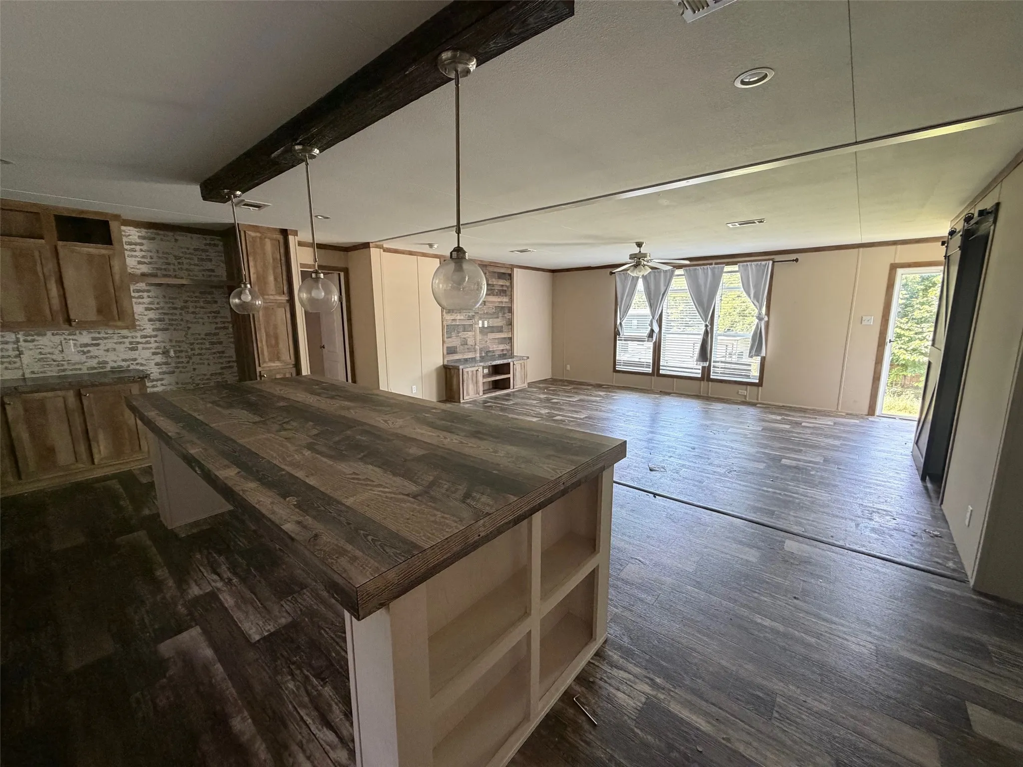 Mobile Home For Sale in Hood County , 5619 Arkansas Trail, Granbury, Texas 76048, 3 Bedroom, 2 Bathroom, Garage spaces, 1,920 Sqft, built in 2021, mls#21368902, Real Estate Agent in Granbury, Homes For Sale in Hood county, Homes For Sale in Granbury, Realtor in Granbury Texas, Real Estate Brokerage Independent Realty Texas, Luminita Cordes Realtor