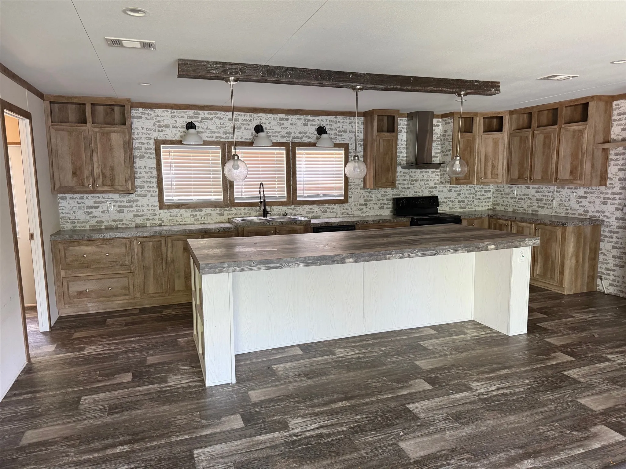 Mobile Home For Sale in Hood County , 5619 Arkansas Trail, Granbury, Texas 76048, 3 Bedroom, 2 Bathroom, Garage spaces, 1,920 Sqft, built in 2021, mls#21368902, Real Estate Agent in Granbury, Homes For Sale in Hood county, Homes For Sale in Granbury, Realtor in Granbury Texas, Real Estate Brokerage Independent Realty Texas, Luminita Cordes Realtor