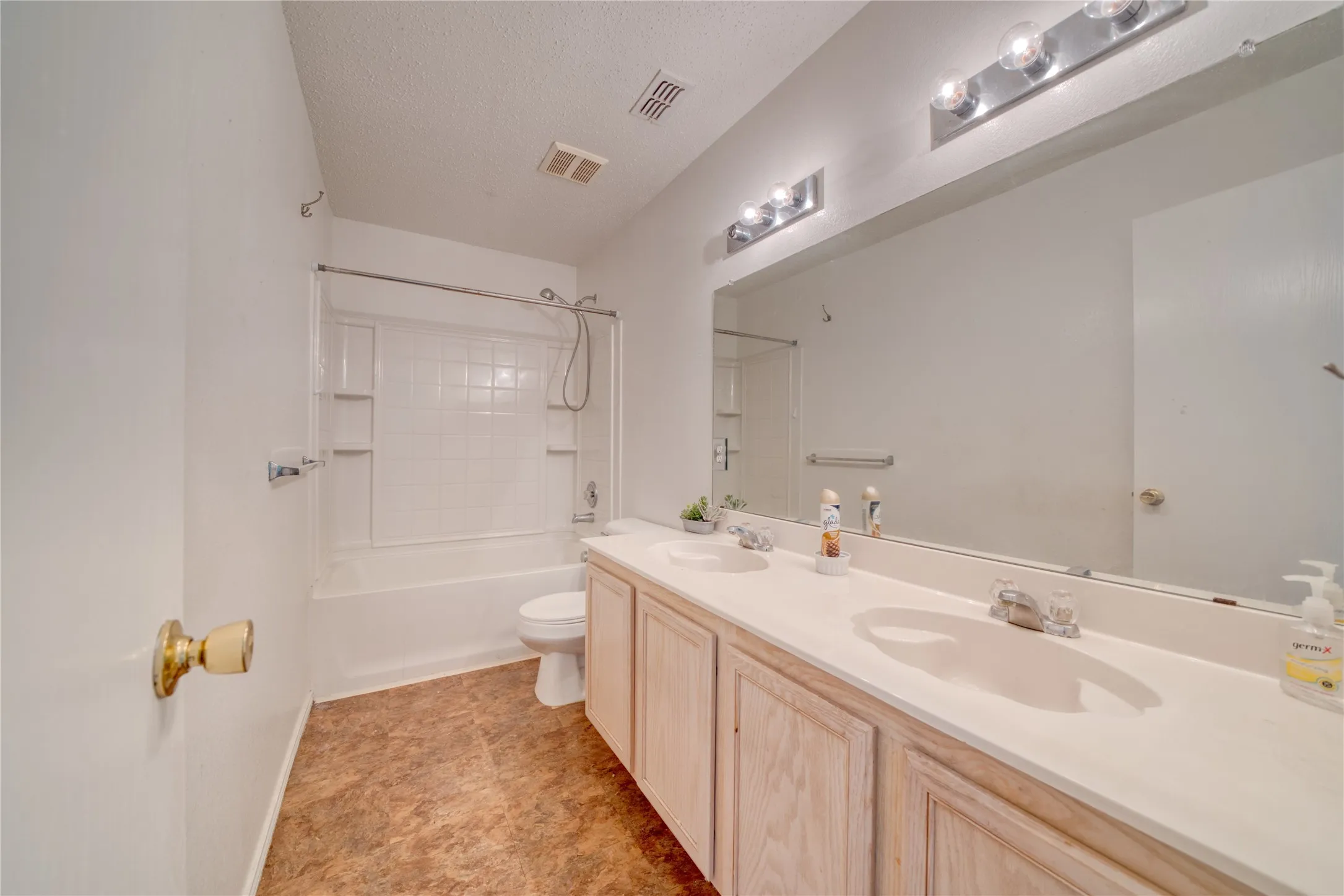 Single Family Residence For Rent in Collin County , 4212 Dolores Street, Mc Kinney, Texas 75070, 3 Bedroom, 3 Bathroom, 2 Garage spaces, 2,306 Sqft, built in 2004, mls#21368113, Real Estate Agent in Mc Kinney, Homes For Rent in Collin county, Homes For Rent in Mc Kinney, Realtor in Mc Kinney Texas, Real Estate Brokerage Independent Realty Texas, Luminita Cordes Realtor
