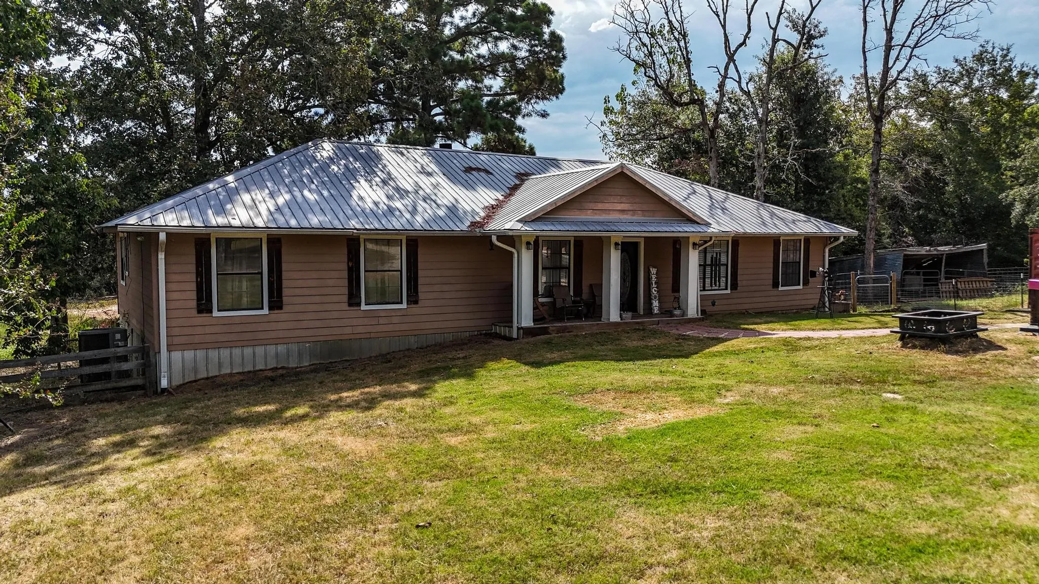 Single Family Residence For Sale in Leon County , 3861 State Highway 75 S, Centerville, Texas 75833, 4 Bedroom, 2 Bathroom, Garage spaces, 2,304 Sqft, built in 2006, mls#21368908, Real Estate Agent in Centerville, Homes For Sale in Leon county, Homes For Sale in Centerville, Realtor in Centerville Texas, Real Estate Brokerage Independent Realty Texas, Luminita Cordes Realtor