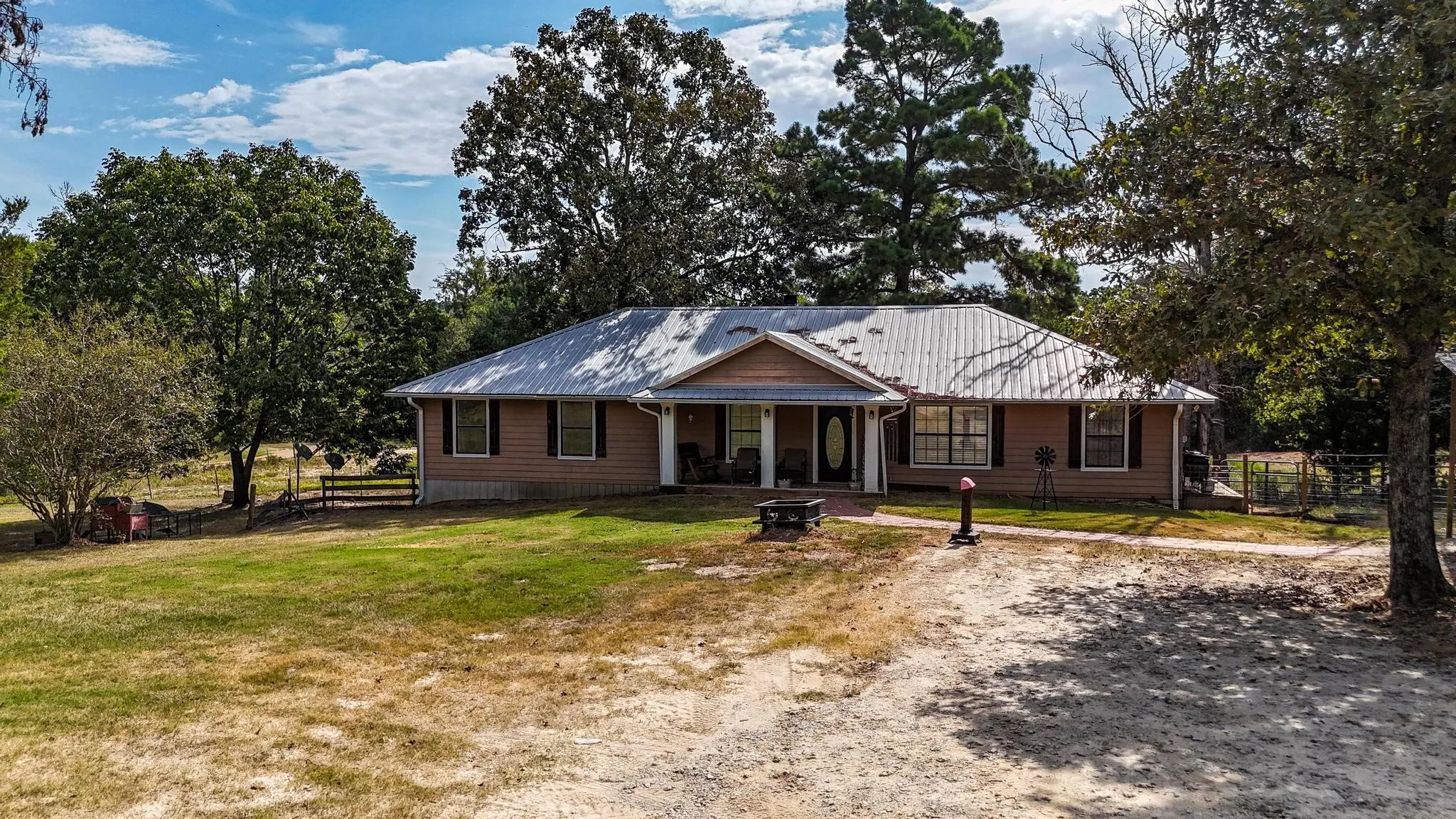 Single Family Residence For Sale in Leon County , 3861 State Highway 75 S, Centerville, Texas 75833, 4 Bedroom, 2 Bathroom, Garage spaces, 2,304 Sqft, built in 2006, mls#21368908, Real Estate Agent in Centerville, Homes For Sale in Leon county, Homes For Sale in Centerville, Realtor in Centerville Texas, Real Estate Brokerage Independent Realty Texas, Luminita Cordes Realtor