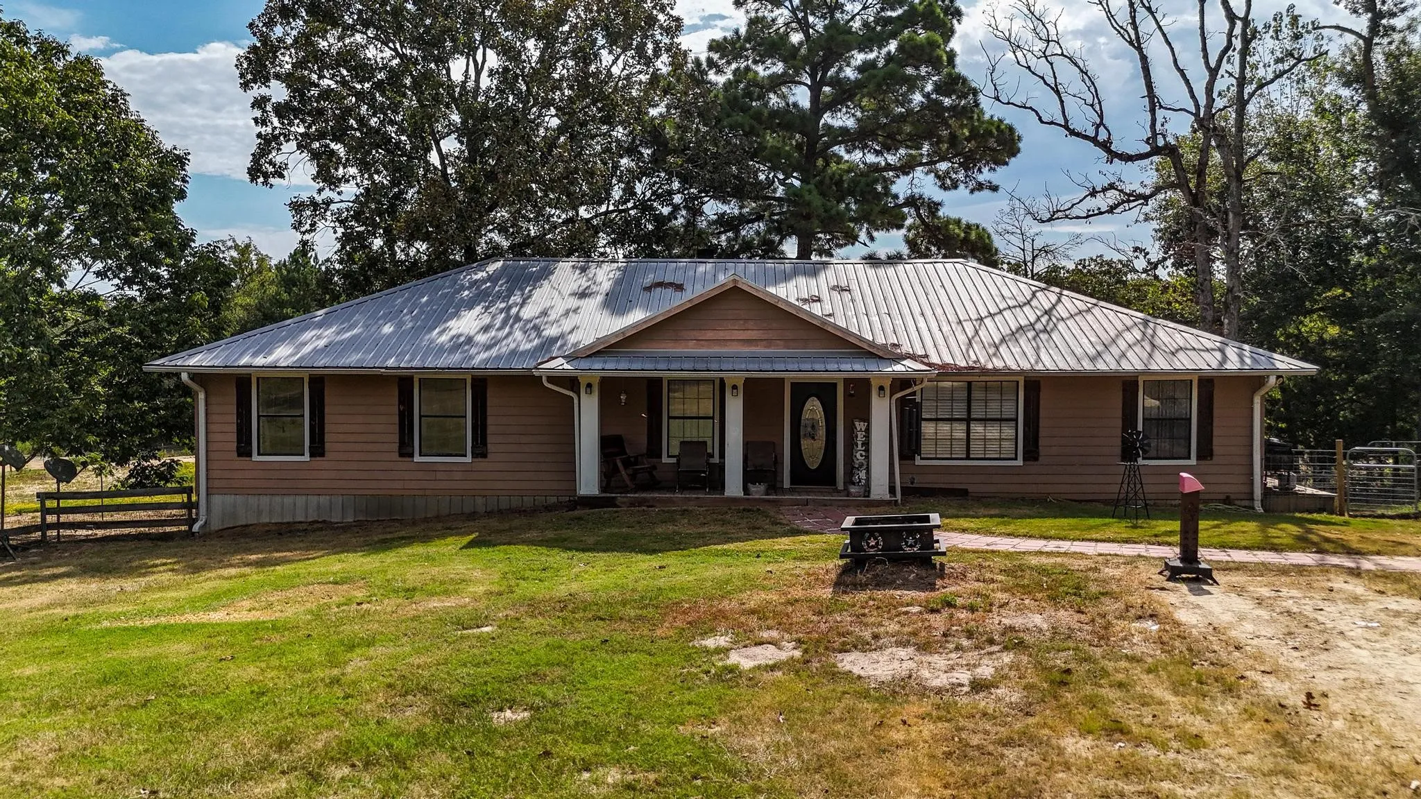 Single Family Residence For Sale in Leon County , 3861 State Highway 75 S, Centerville, Texas 75833, 4 Bedroom, 2 Bathroom, Garage spaces, 2,304 Sqft, built in 2006, mls#21368908, Real Estate Agent in Centerville, Homes For Sale in Leon county, Homes For Sale in Centerville, Realtor in Centerville Texas, Real Estate Brokerage Independent Realty Texas, Luminita Cordes Realtor