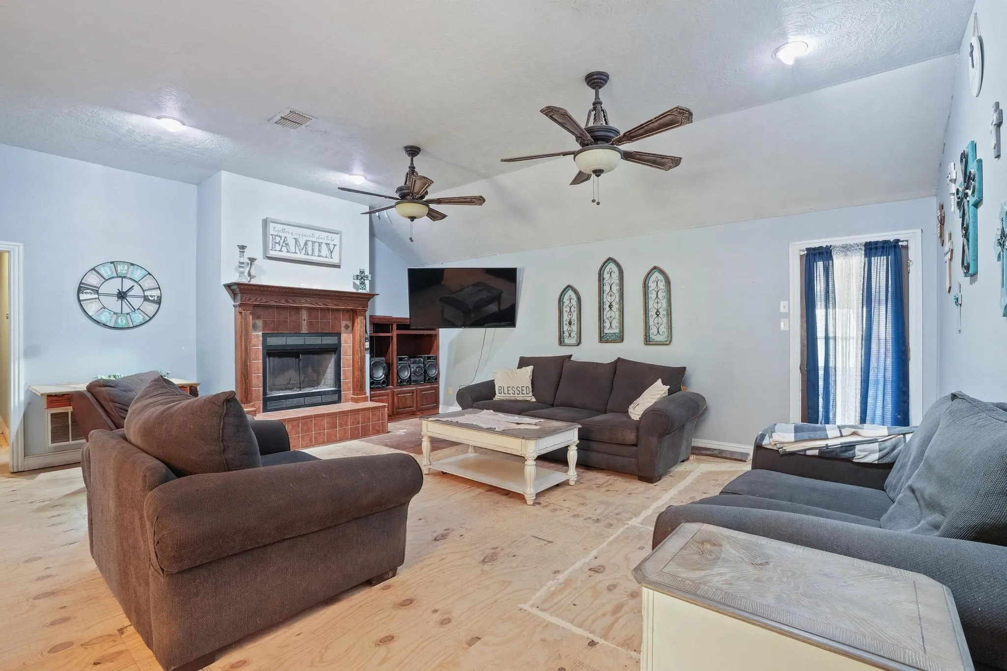 Single Family Residence For Sale in Leon County , 3861 State Highway 75 S, Centerville, Texas 75833, 4 Bedroom, 2 Bathroom, Garage spaces, 2,304 Sqft, built in 2006, mls#21368908, Real Estate Agent in Centerville, Homes For Sale in Leon county, Homes For Sale in Centerville, Realtor in Centerville Texas, Real Estate Brokerage Independent Realty Texas, Luminita Cordes Realtor