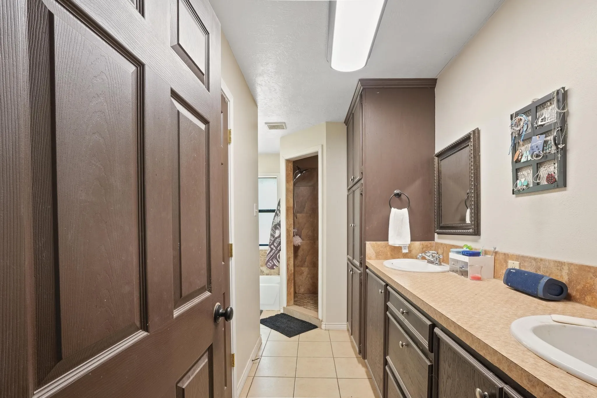 Single Family Residence For Sale in Leon County , 3861 State Highway 75 S, Centerville, Texas 75833, 4 Bedroom, 2 Bathroom, Garage spaces, 2,304 Sqft, built in 2006, mls#21368908, Real Estate Agent in Centerville, Homes For Sale in Leon county, Homes For Sale in Centerville, Realtor in Centerville Texas, Real Estate Brokerage Independent Realty Texas, Luminita Cordes Realtor