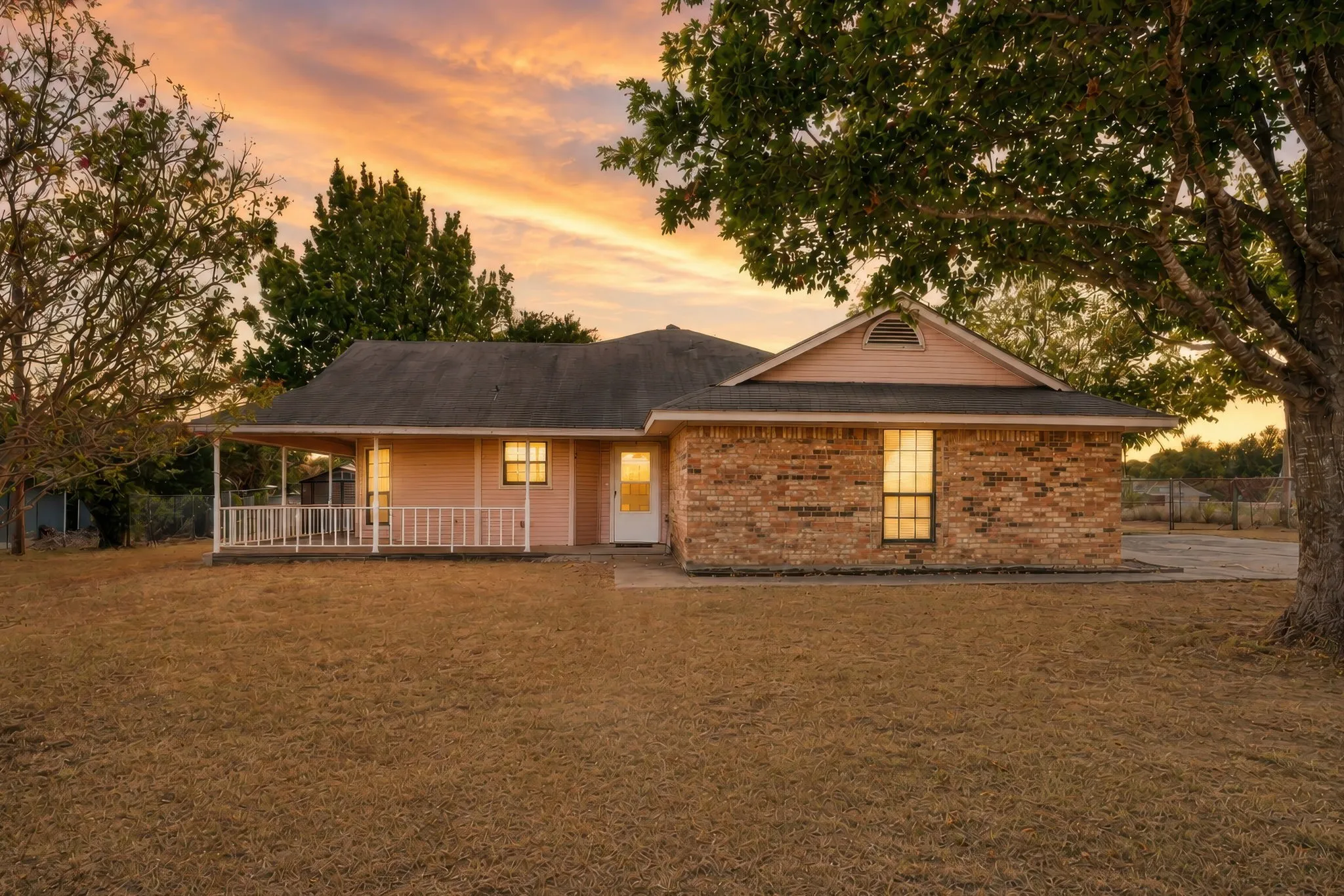 Single Family Residence For Sale in Mc Lennan County , 162 Warren Road, Lorena, Texas 76655, 3 Bedroom, 2 Bathroom, 2 Garage spaces, 1,625 Sqft, built in 1993, mls#21368877, Real Estate Agent in Lorena, Homes For Sale in Mc Lennan county, Homes For Sale in Lorena, Realtor in Lorena Texas, Real Estate Brokerage Independent Realty Texas, Luminita Cordes Realtor