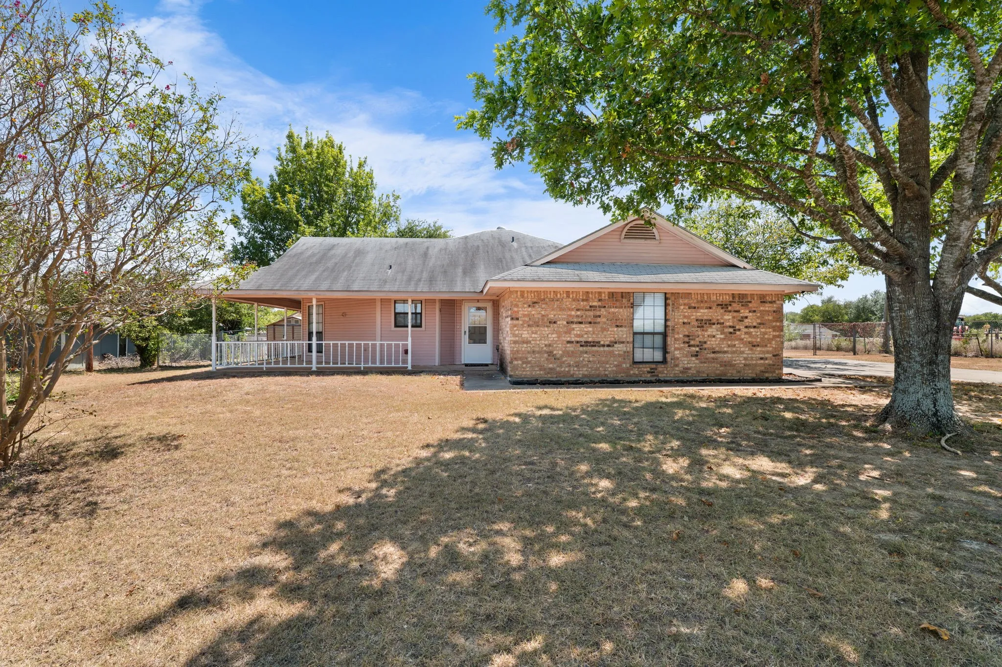 Single Family Residence For Sale in Mc Lennan County , 162 Warren Road, Lorena, Texas 76655, 3 Bedroom, 2 Bathroom, 2 Garage spaces, 1,625 Sqft, built in 1993, mls#21368877, Real Estate Agent in Lorena, Homes For Sale in Mc Lennan county, Homes For Sale in Lorena, Realtor in Lorena Texas, Real Estate Brokerage Independent Realty Texas, Luminita Cordes Realtor
