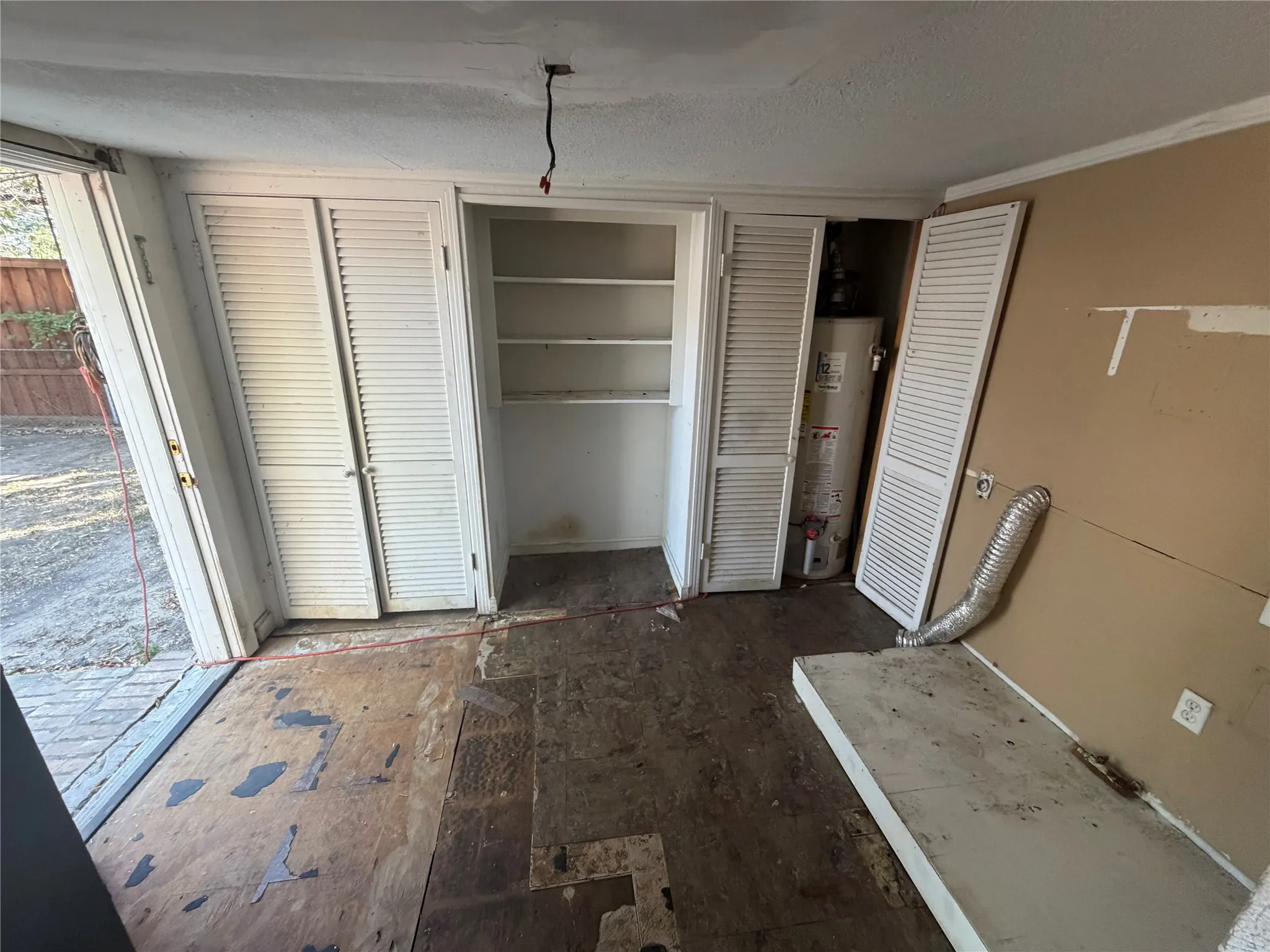 Single Family Residence For Sale in Dallas County , 2409 W Amherst Avenue, Dallas, Texas 75235, 3 Bedroom, 2 Bathroom, Garage spaces, 1,200 Sqft, built in 1940, mls#21368913, Real Estate Agent in Dallas, Homes For Sale in Dallas county, Homes For Sale in Dallas, Realtor in Dallas Texas, Real Estate Brokerage Independent Realty Texas, Luminita Cordes Realtor