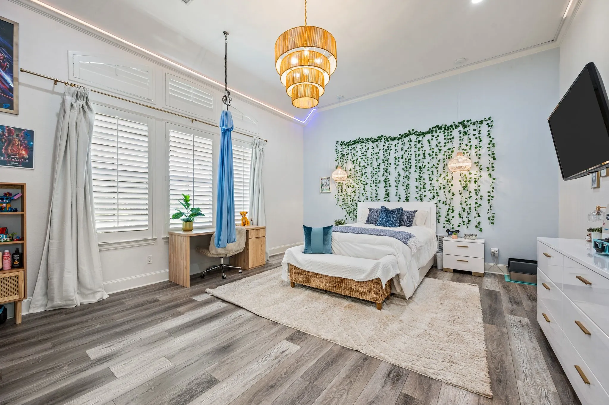 Large Bedoom featuring wood-finish flooring, a tiered pendant light fixture, and recessed lighting