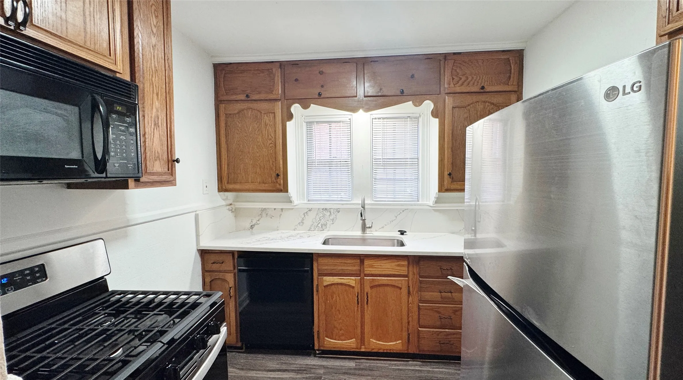 Duplex For Rent in Dallas County , 5542 Longview Street, Dallas, Texas 75206, 2 Bedroom, 1 Bathroom, Garage spaces, 975 Sqft, built in 1946, mls#21368311, Real Estate Agent in Dallas, Homes For Rent in Dallas county, Homes For Rent in Dallas, Realtor in Dallas Texas, Real Estate Brokerage Independent Realty Texas, Luminita Cordes Realtor