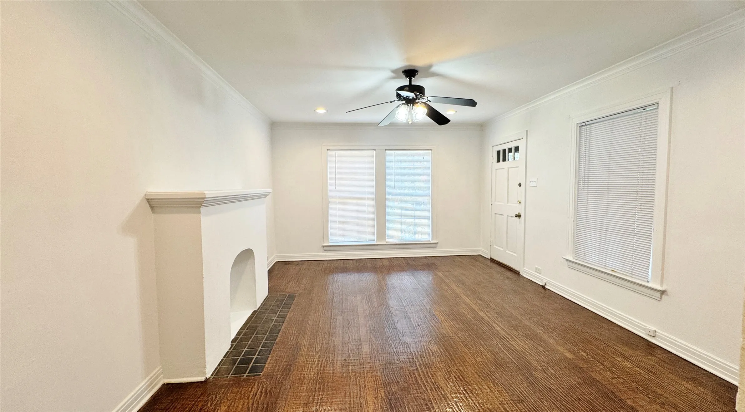 Duplex For Rent in Dallas County , 5542 Longview Street, Dallas, Texas 75206, 2 Bedroom, 1 Bathroom, Garage spaces, 975 Sqft, built in 1946, mls#21368311, Real Estate Agent in Dallas, Homes For Rent in Dallas county, Homes For Rent in Dallas, Realtor in Dallas Texas, Real Estate Brokerage Independent Realty Texas, Luminita Cordes Realtor