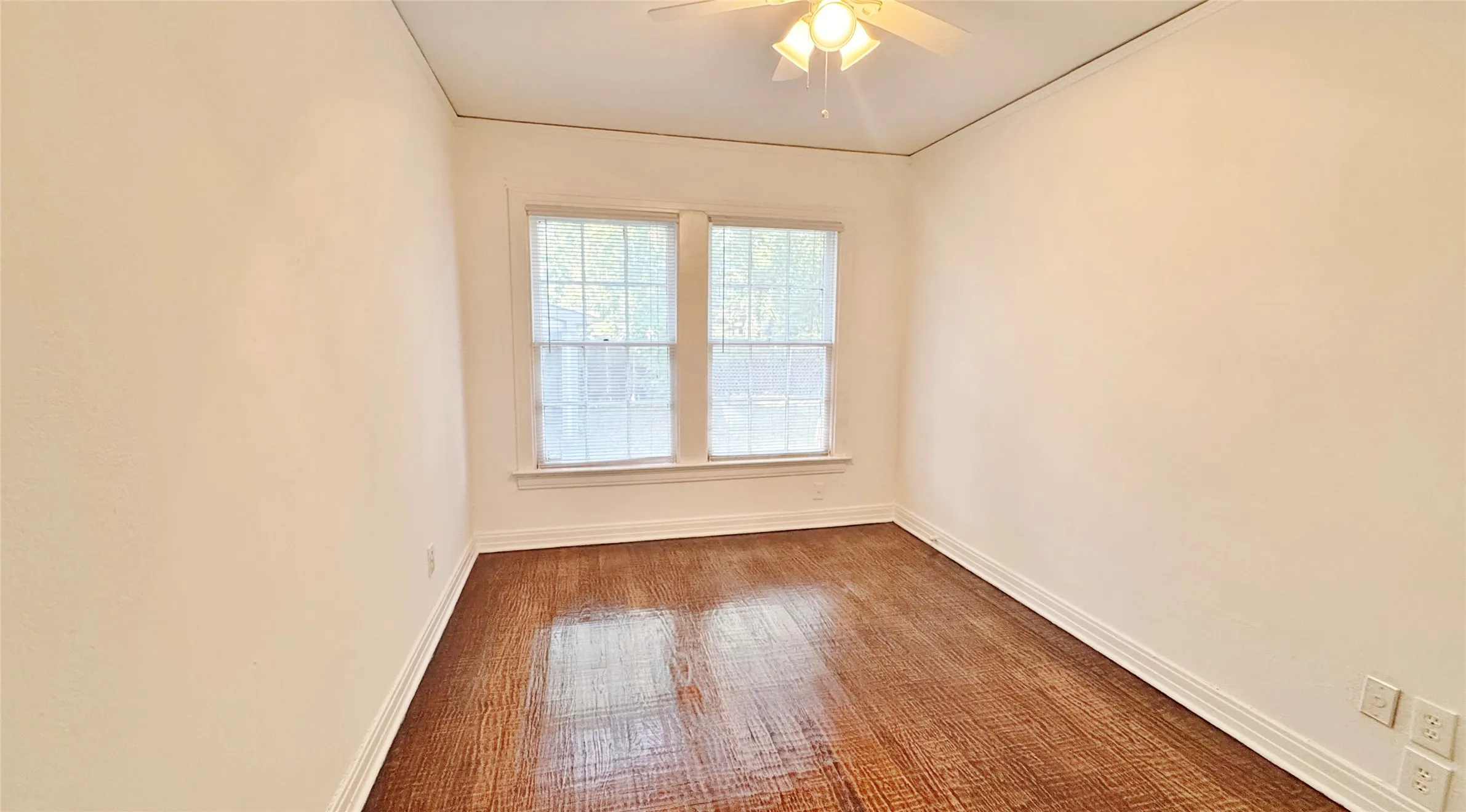 Duplex For Rent in Dallas County , 5542 Longview Street, Dallas, Texas 75206, 2 Bedroom, 1 Bathroom, Garage spaces, 975 Sqft, built in 1946, mls#21368311, Real Estate Agent in Dallas, Homes For Rent in Dallas county, Homes For Rent in Dallas, Realtor in Dallas Texas, Real Estate Brokerage Independent Realty Texas, Luminita Cordes Realtor