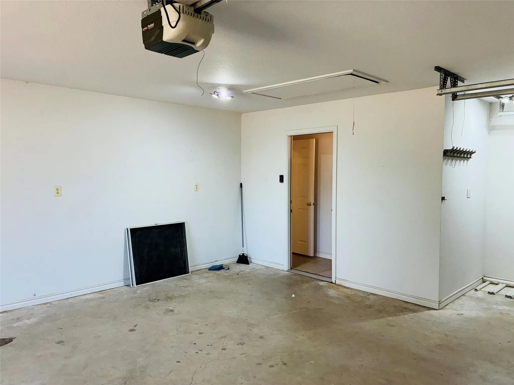 Single Family Residence For Sale in Hood County , 6703 Lejeune Court, Granbury, Texas 76049, 3 Bedroom, 2 Bathroom, 2 Garage spaces, 1,892 Sqft, built in 1999, mls#21368778, Real Estate Agent in Granbury, Homes For Sale in Hood county, Homes For Sale in Granbury, Realtor in Granbury Texas, Real Estate Brokerage Independent Realty Texas, Luminita Cordes Realtor