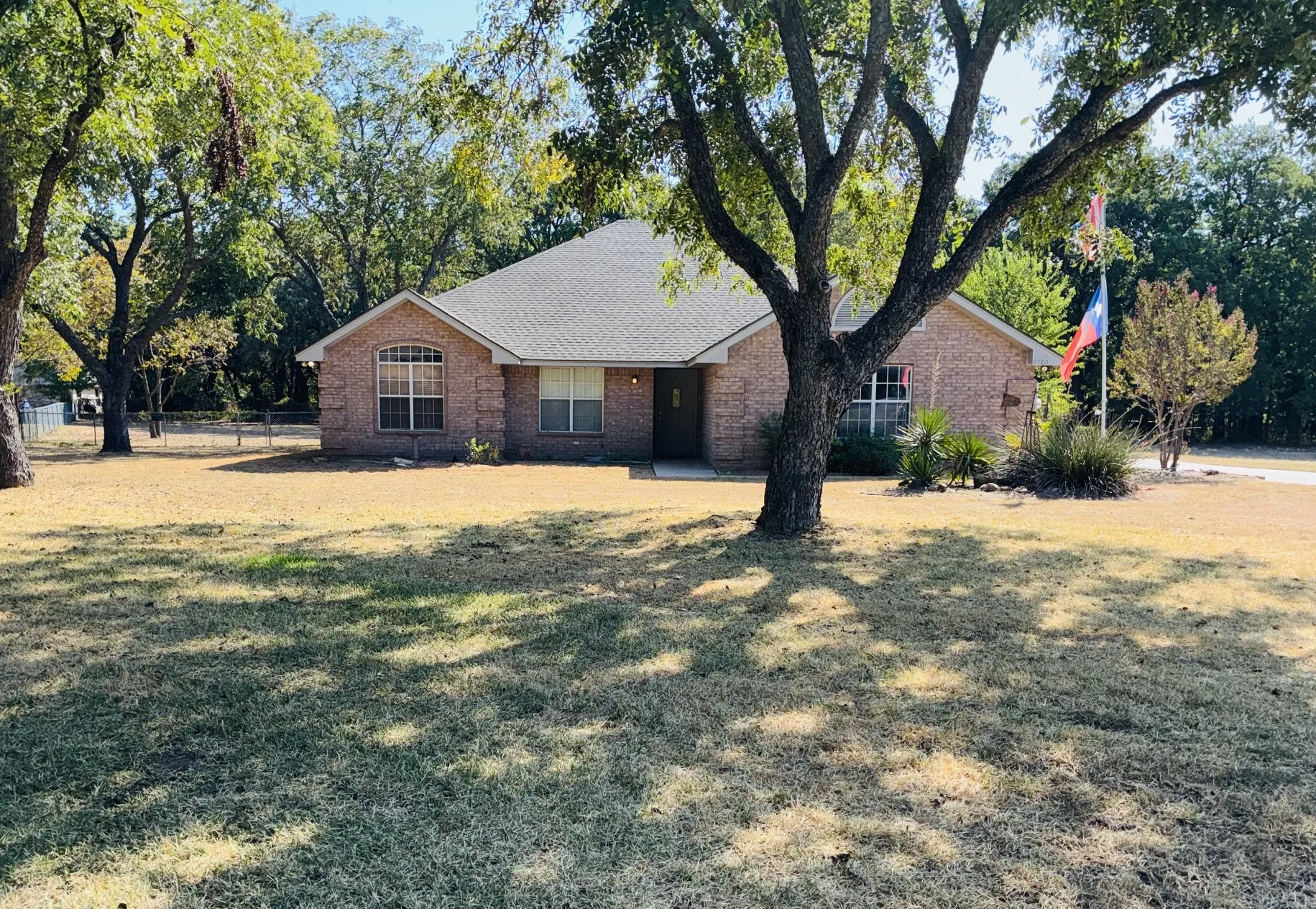 Single Family Residence For Sale in Hood County , 6703 Lejeune Court, Granbury, Texas 76049, 3 Bedroom, 2 Bathroom, 2 Garage spaces, 1,892 Sqft, built in 1999, mls#21368778, Real Estate Agent in Granbury, Homes For Sale in Hood county, Homes For Sale in Granbury, Realtor in Granbury Texas, Real Estate Brokerage Independent Realty Texas, Luminita Cordes Realtor