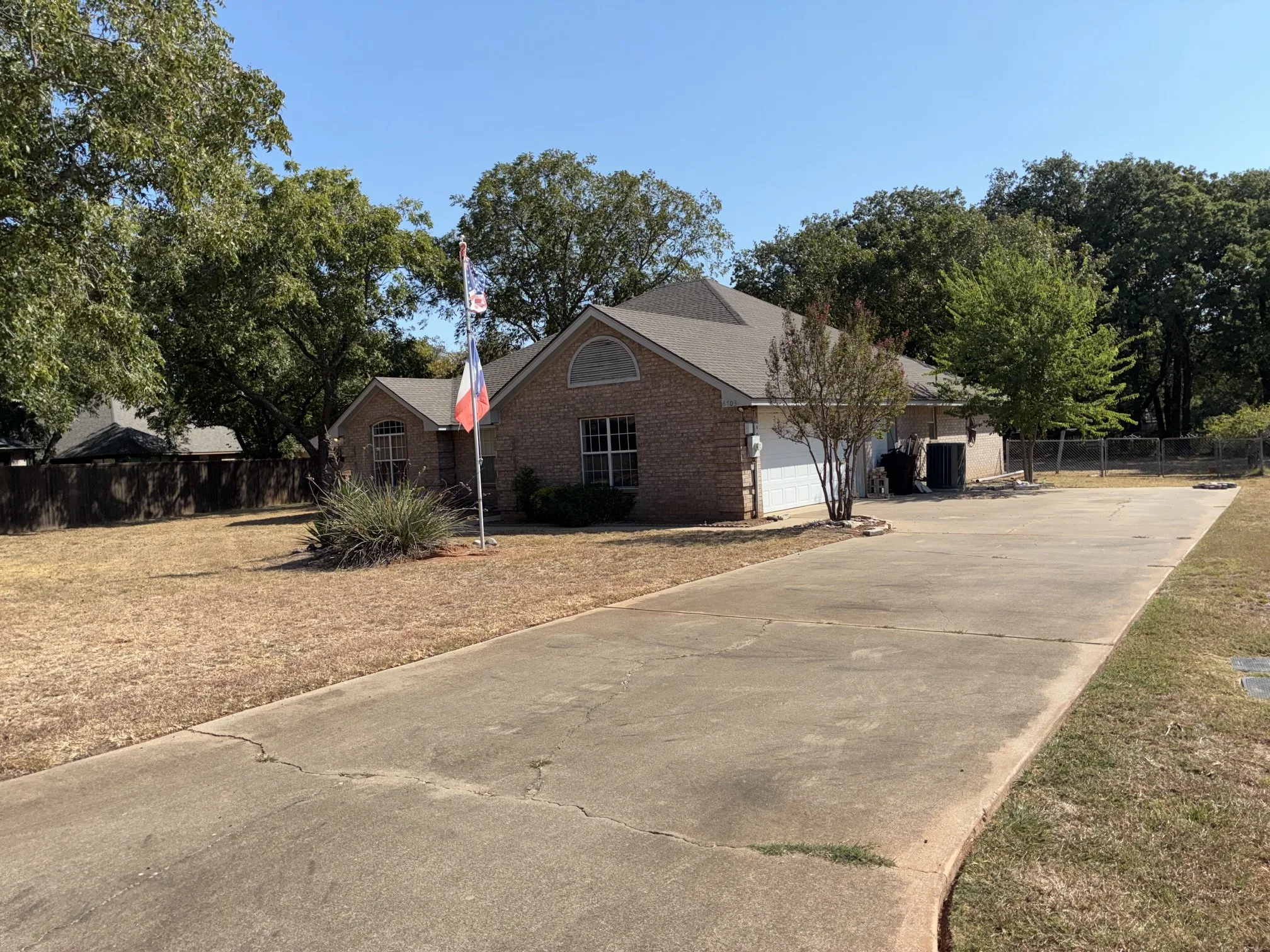 Single Family Residence For Sale in Hood County , 6703 Lejeune Court, Granbury, Texas 76049, 3 Bedroom, 2 Bathroom, 2 Garage spaces, 1,892 Sqft, built in 1999, mls#21368778, Real Estate Agent in Granbury, Homes For Sale in Hood county, Homes For Sale in Granbury, Realtor in Granbury Texas, Real Estate Brokerage Independent Realty Texas, Luminita Cordes Realtor
