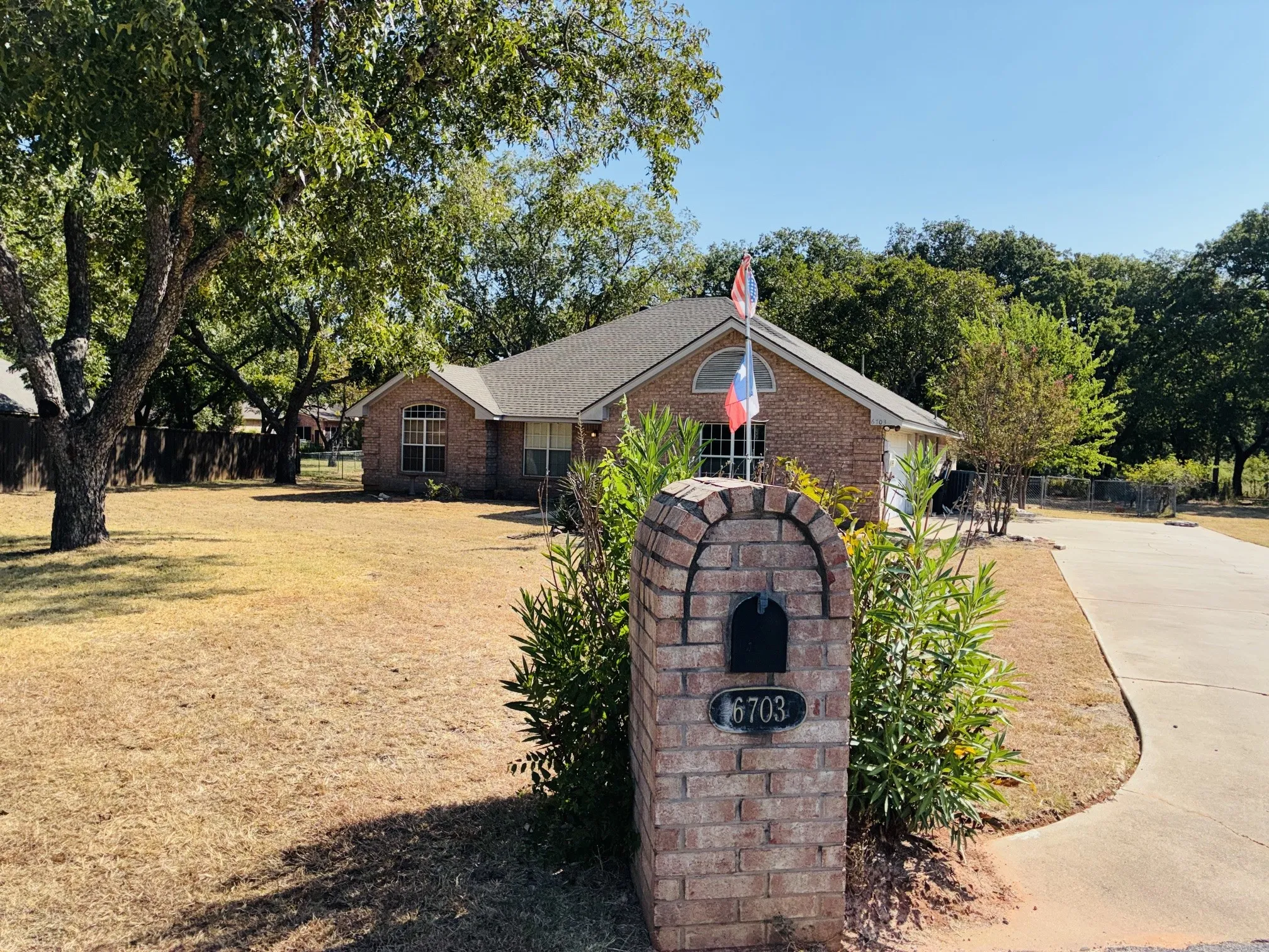Single Family Residence For Sale in Hood County , 6703 Lejeune Court, Granbury, Texas 76049, 3 Bedroom, 2 Bathroom, 2 Garage spaces, 1,892 Sqft, built in 1999, mls#21368778, Real Estate Agent in Granbury, Homes For Sale in Hood county, Homes For Sale in Granbury, Realtor in Granbury Texas, Real Estate Brokerage Independent Realty Texas, Luminita Cordes Realtor
