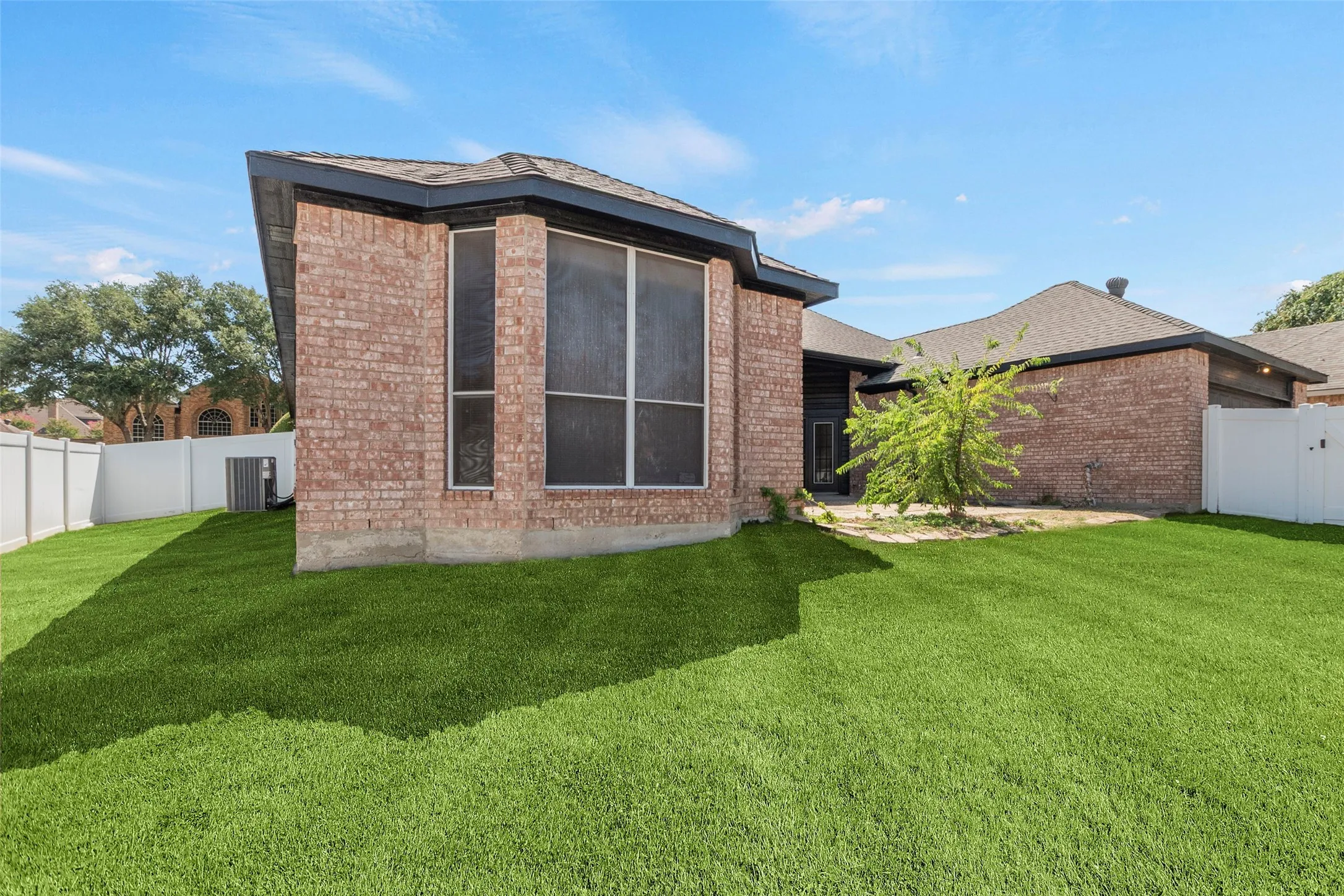 Single Family Residence For Sale in Dallas County , 517 Quick Silver Drive, De Soto, Texas 75115, 3 Bedroom, 3 Bathroom, 2 Garage spaces, 2,358 Sqft, built in 1994, mls#21367798, Real Estate Agent in De Soto, Homes For Sale in Dallas county, Homes For Sale in De Soto, Realtor in De Soto Texas, Real Estate Brokerage Independent Realty Texas, Luminita Cordes Realtor