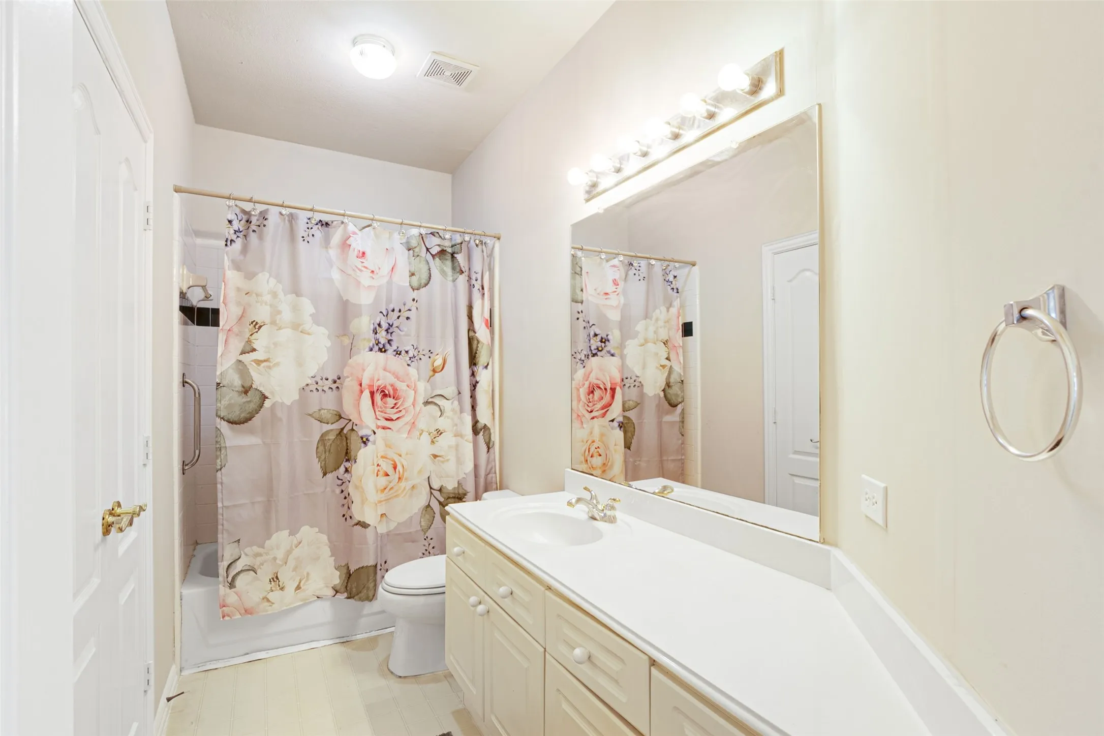 Single Family Residence For Sale in Dallas County , 517 Quick Silver Drive, De Soto, Texas 75115, 3 Bedroom, 3 Bathroom, 2 Garage spaces, 2,358 Sqft, built in 1994, mls#21367798, Real Estate Agent in De Soto, Homes For Sale in Dallas county, Homes For Sale in De Soto, Realtor in De Soto Texas, Real Estate Brokerage Independent Realty Texas, Luminita Cordes Realtor