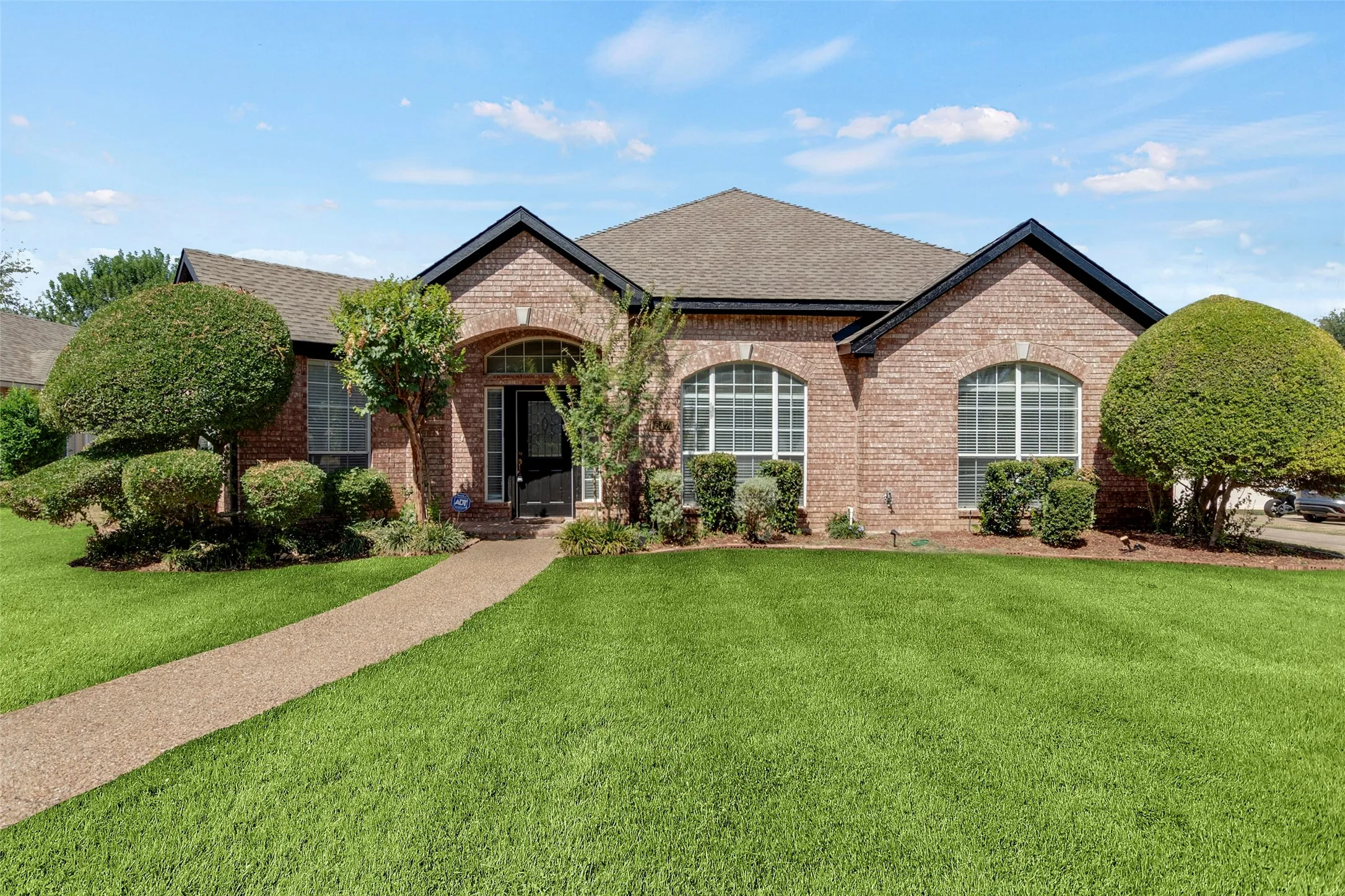 Single Family Residence For Sale in Dallas County , 517 Quick Silver Drive, De Soto, Texas 75115, 3 Bedroom, 3 Bathroom, 2 Garage spaces, 2,358 Sqft, built in 1994, mls#21367798, Real Estate Agent in De Soto, Homes For Sale in Dallas county, Homes For Sale in De Soto, Realtor in De Soto Texas, Real Estate Brokerage Independent Realty Texas, Luminita Cordes Realtor