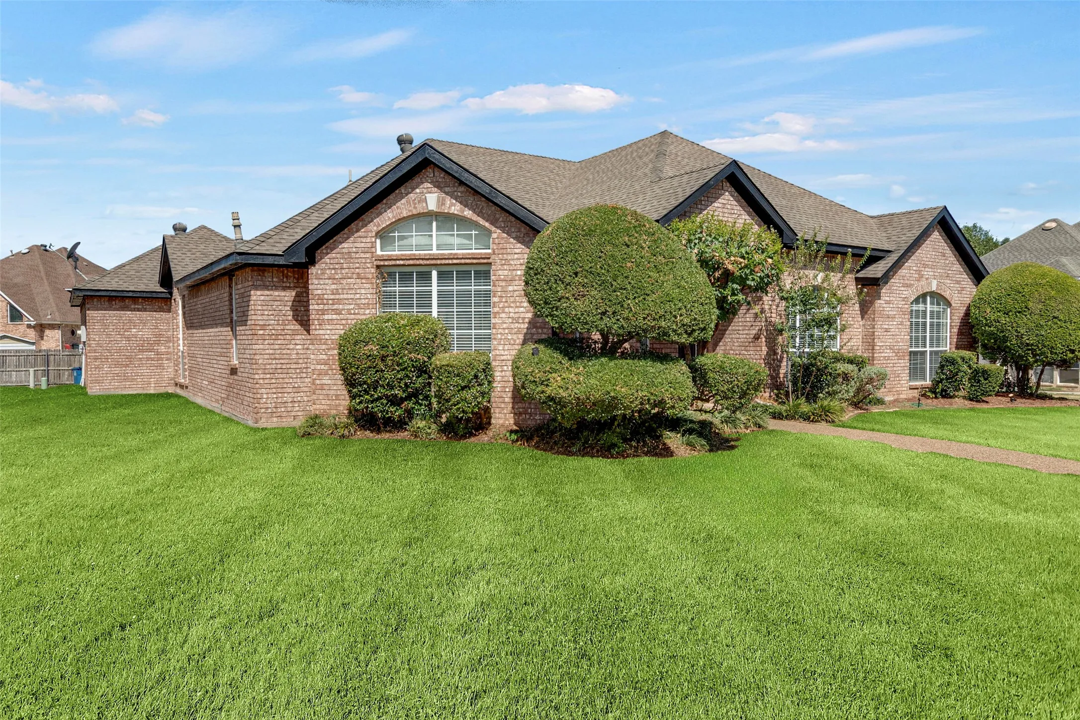 Single Family Residence For Sale in Dallas County , 517 Quick Silver Drive, De Soto, Texas 75115, 3 Bedroom, 3 Bathroom, 2 Garage spaces, 2,358 Sqft, built in 1994, mls#21367798, Real Estate Agent in De Soto, Homes For Sale in Dallas county, Homes For Sale in De Soto, Realtor in De Soto Texas, Real Estate Brokerage Independent Realty Texas, Luminita Cordes Realtor