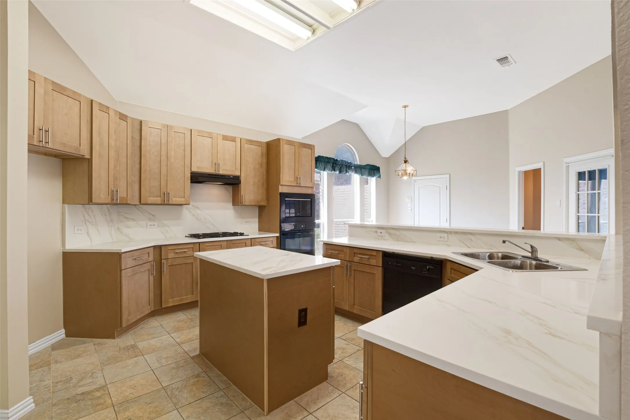 Single Family Residence For Sale in Dallas County , 517 Quick Silver Drive, De Soto, Texas 75115, 3 Bedroom, 3 Bathroom, 2 Garage spaces, 2,358 Sqft, built in 1994, mls#21367798, Real Estate Agent in De Soto, Homes For Sale in Dallas county, Homes For Sale in De Soto, Realtor in De Soto Texas, Real Estate Brokerage Independent Realty Texas, Luminita Cordes Realtor
