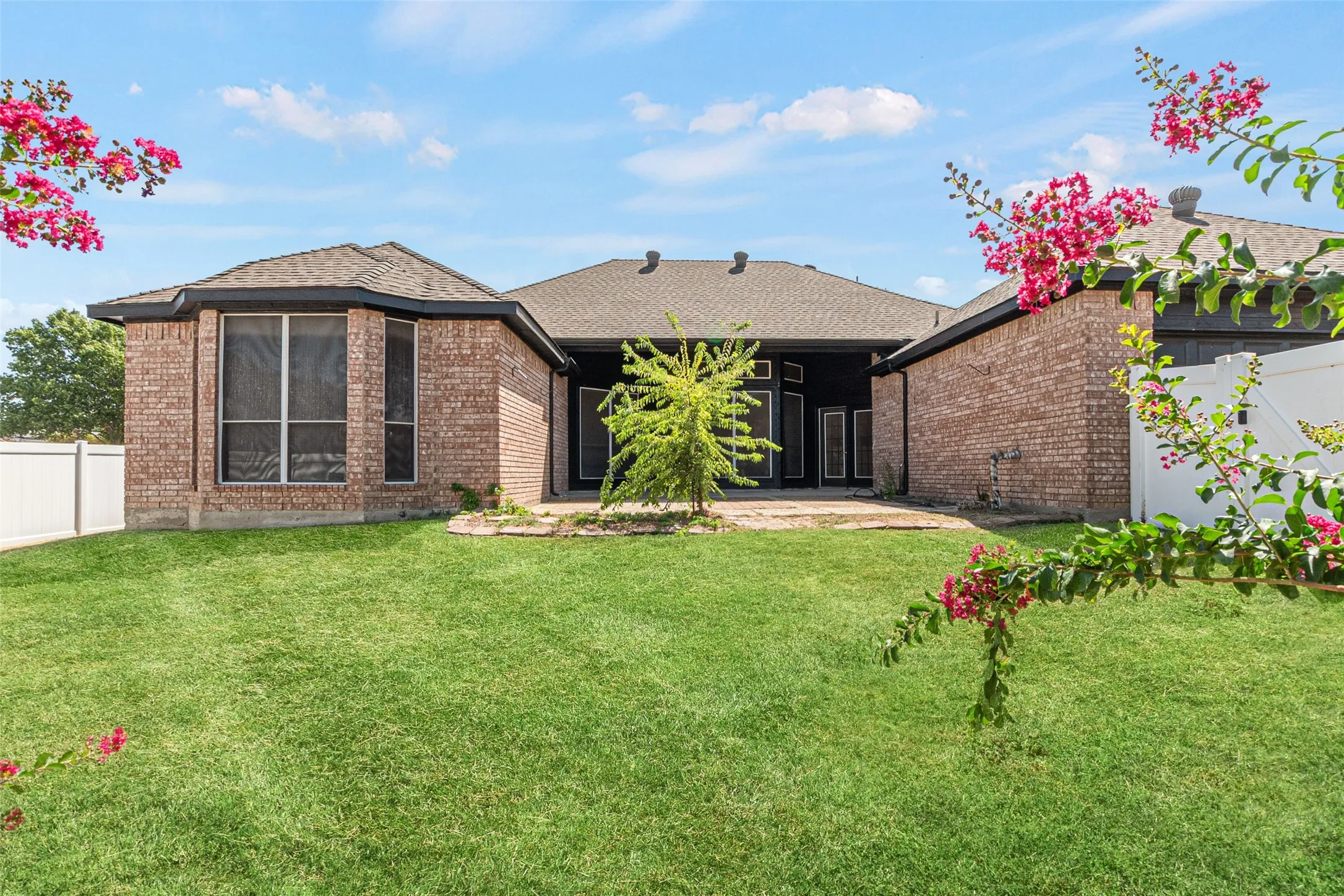 Single Family Residence For Sale in Dallas County , 517 Quick Silver Drive, De Soto, Texas 75115, 3 Bedroom, 3 Bathroom, 2 Garage spaces, 2,358 Sqft, built in 1994, mls#21367798, Real Estate Agent in De Soto, Homes For Sale in Dallas county, Homes For Sale in De Soto, Realtor in De Soto Texas, Real Estate Brokerage Independent Realty Texas, Luminita Cordes Realtor